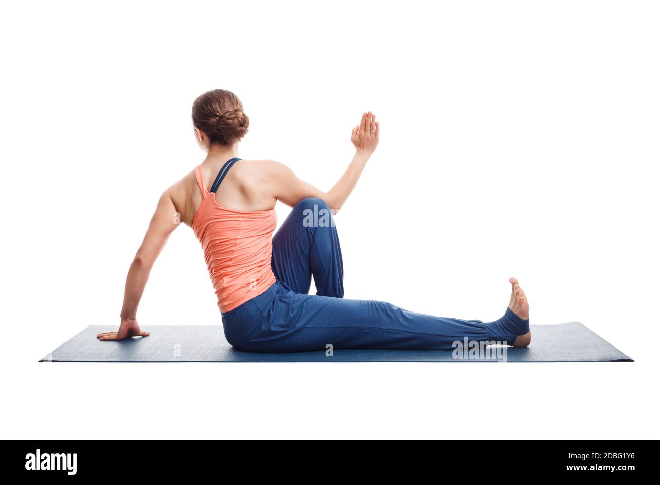 Belle tenue sportive yogini femme pratique yoga asana Marichyasana C. - torsion spinale assise isolée sur blanc Banque D'Images