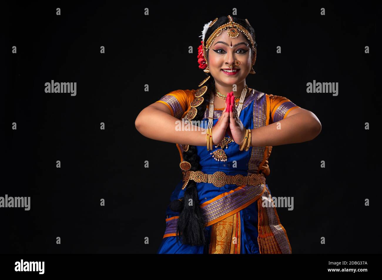 Salutation de la danseuse Kuchipudi avec un sourire sur son visage Banque D'Images