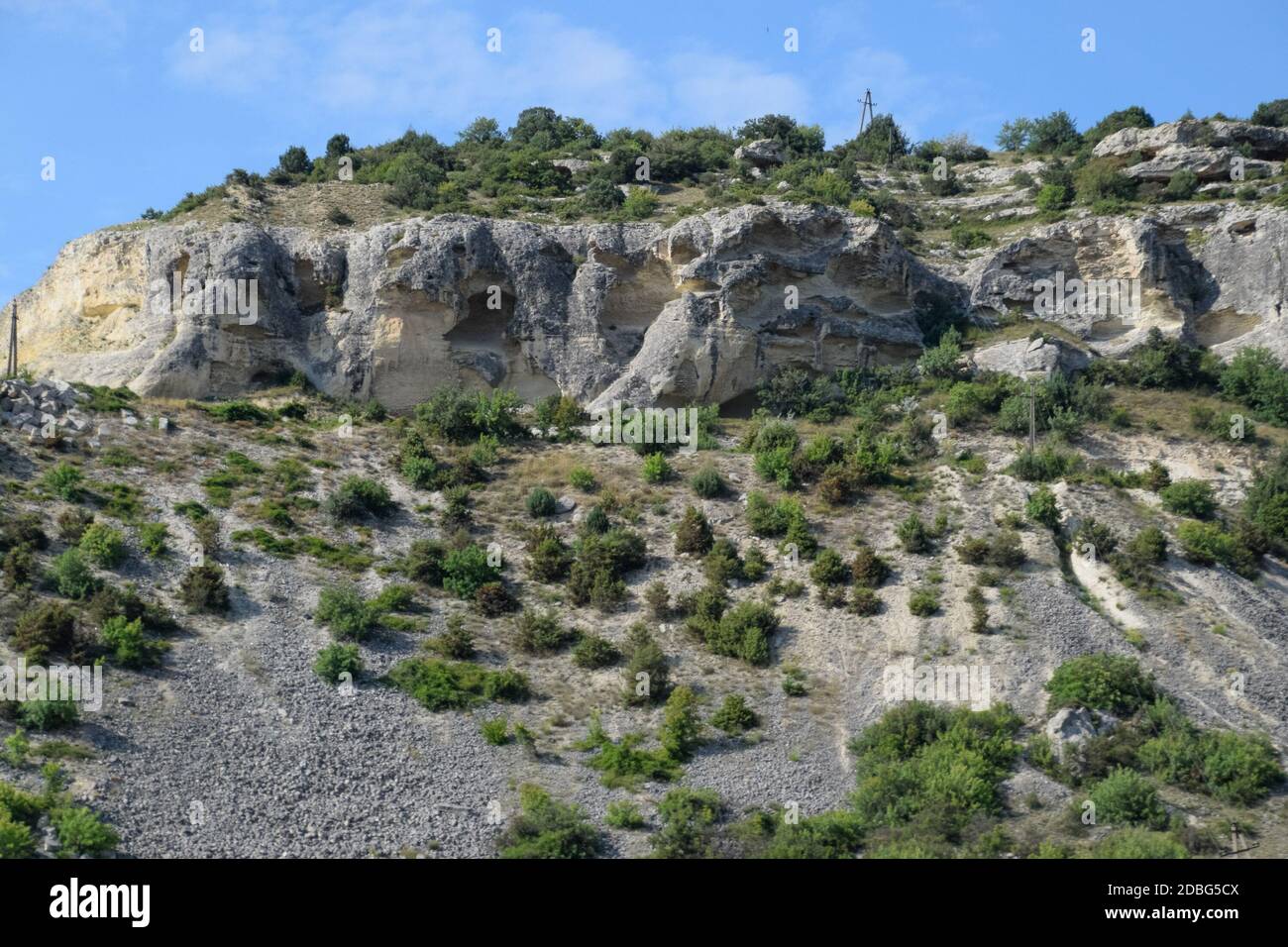 Falaises de calcaire avec un échantillon de matériau, érosion de calcaire dans les roches. Banque D'Images