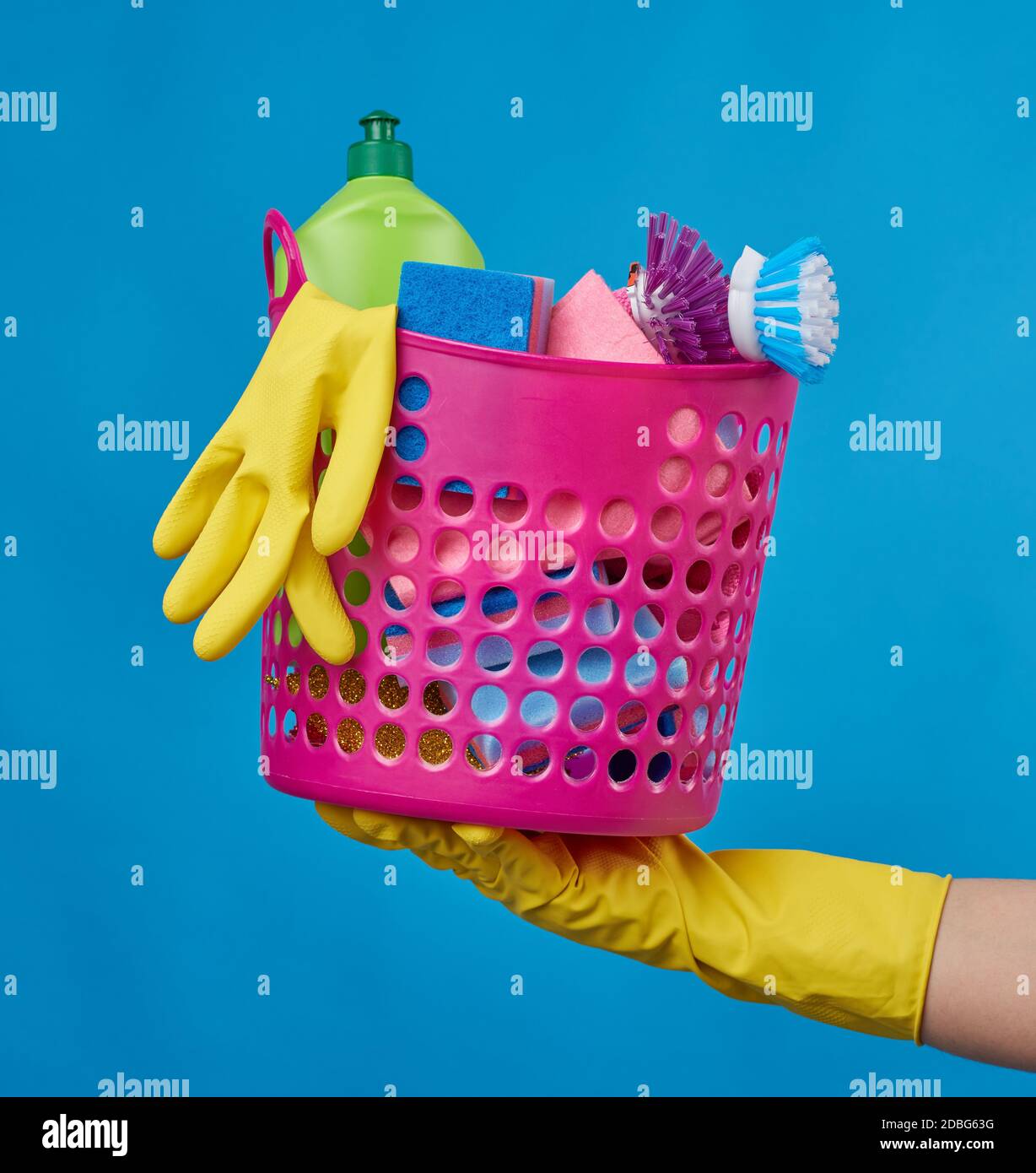 panier rose avec éponges de lavage, brosses et agent de nettoyage