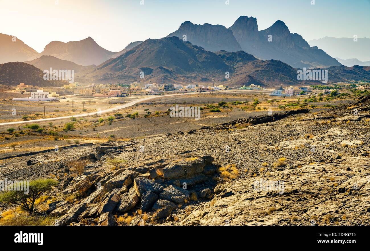 Vue sur les montagnes Hajar et un petit village près de la grotte Al Hoota en Oman Banque D'Images