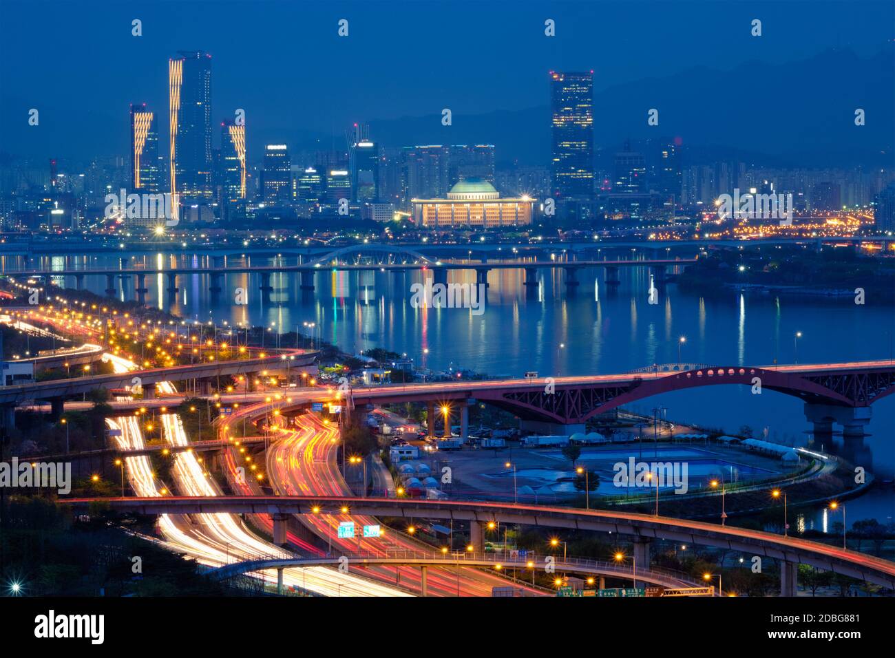 Vue aérienne du centre-ville de Séoul, ville et pont sur le fleuve Han Seongsan dans Twilight. Séoul, Corée du Sud. Banque D'Images