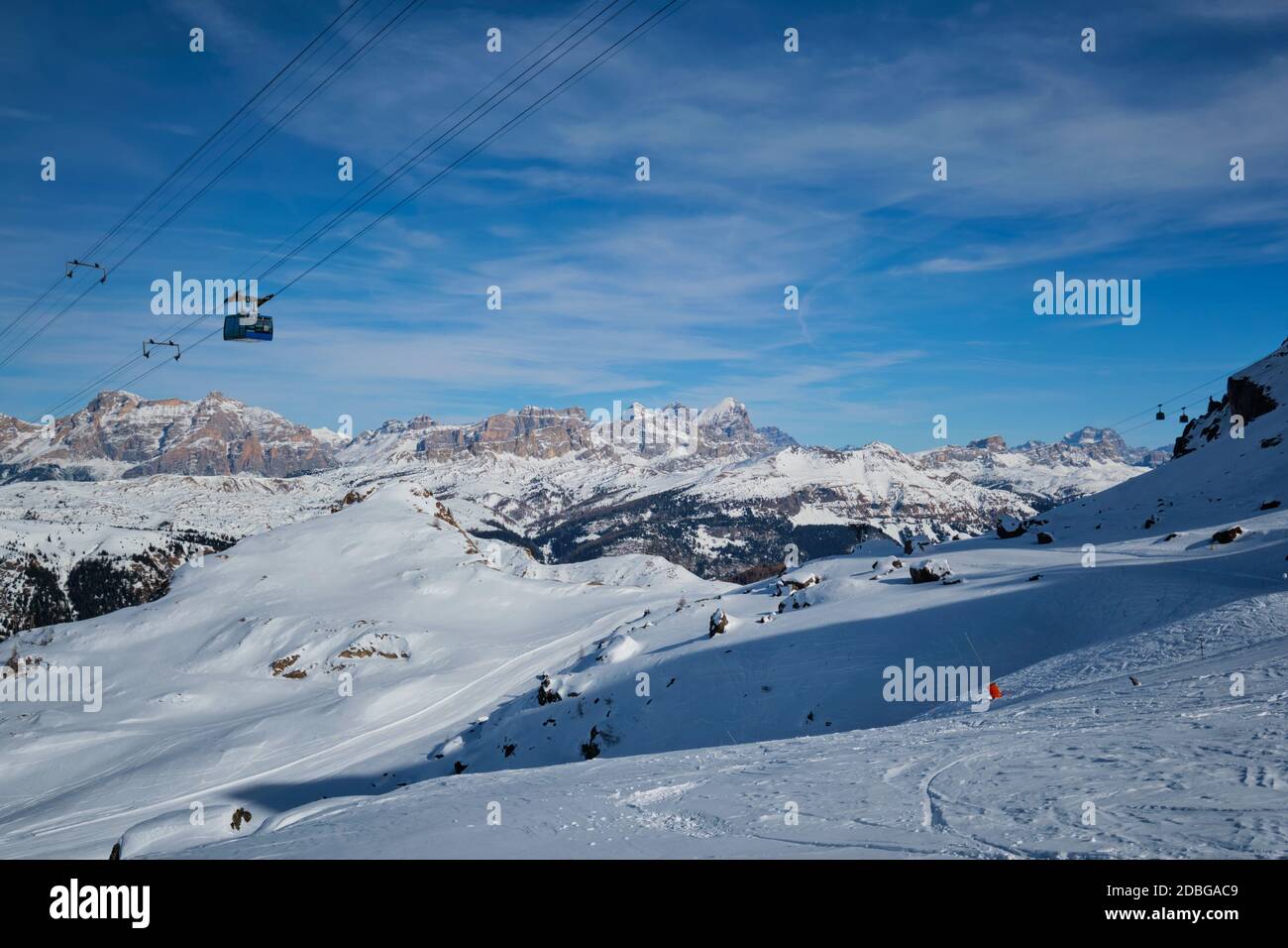 Vue sur une station de ski avec des personnes qui skient dans les Dolomites en Italie avec télécabine. Domaine skiable Arabba. Arabba, Italie Banque D'Images
