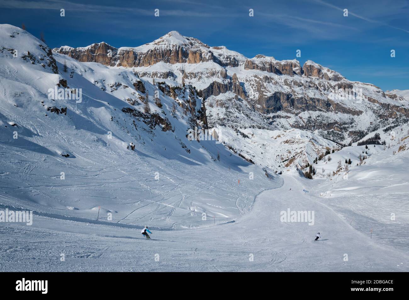 Vue sur une station de ski avec des personnes qui skient dans les Dolomites en Italie. Domaine skiable Arabba. Arabba, Italie Banque D'Images