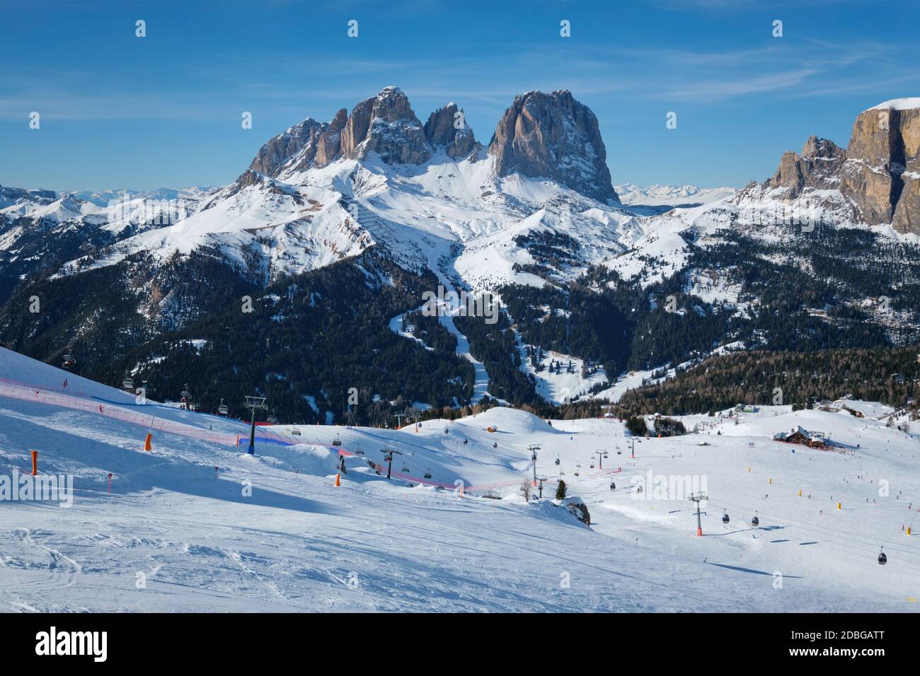 Vue sur une station de ski avec des personnes qui skient dans les Dolomites en Italie. Domaine skiable Belvedere. Canazei, Italie Banque D'Images
