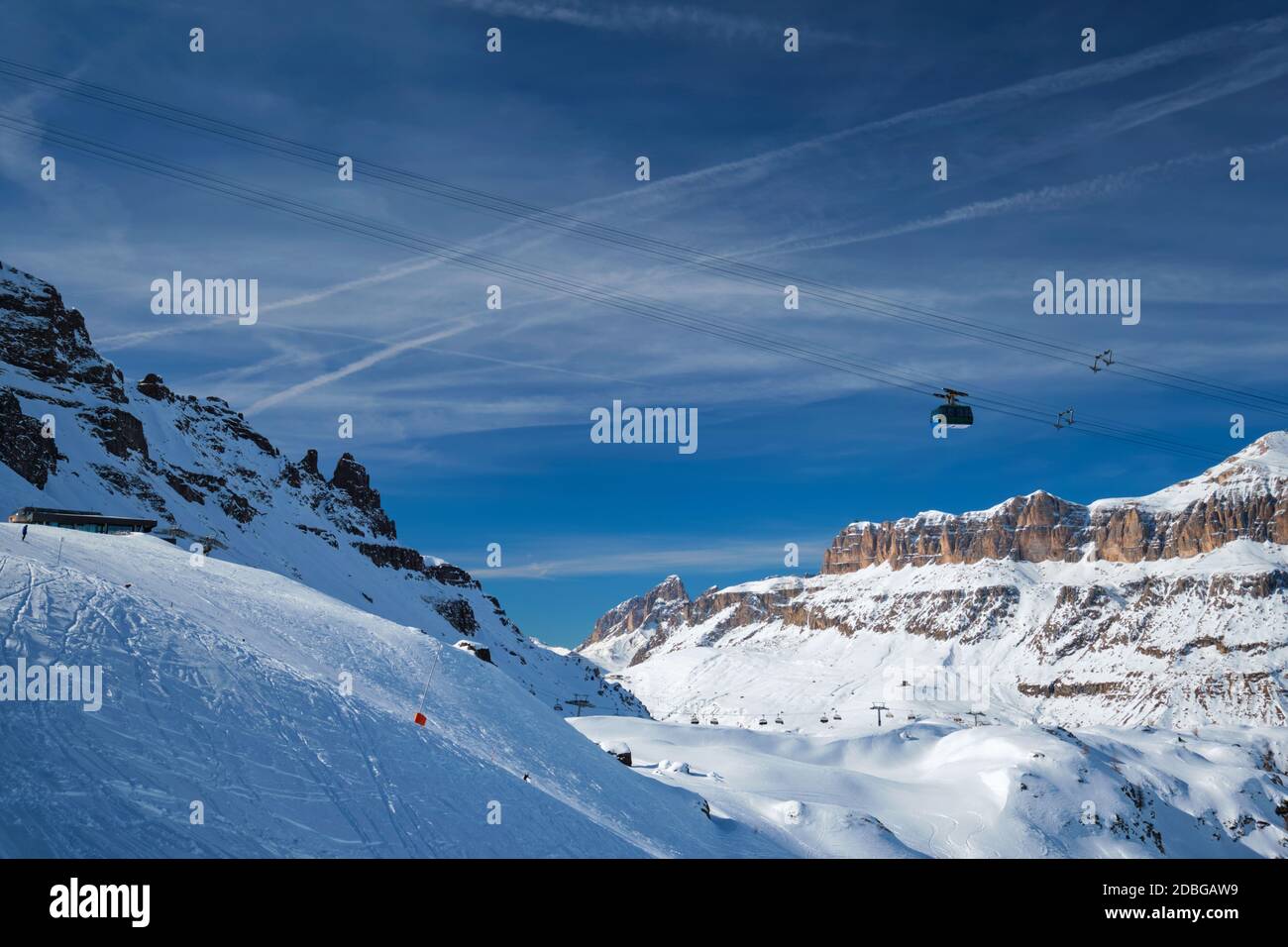Vue sur une station de ski avec des personnes qui skient dans les Dolomites en Italie avec télécabine. Domaine skiable Arabba. Arabba, Italie Banque D'Images