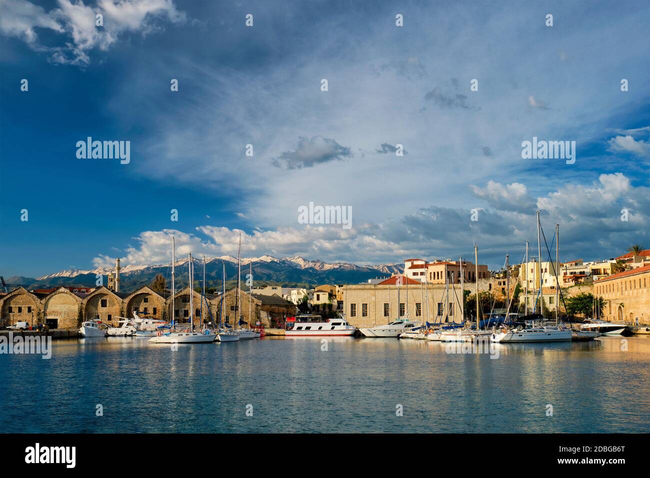 Yachts les bateaux dans le vieux port pittoresque de Chania est l'un des monuments et des destinations touristiques de l'île de Crète dans la matinée. Chania, Crète, Grèce Banque D'Images