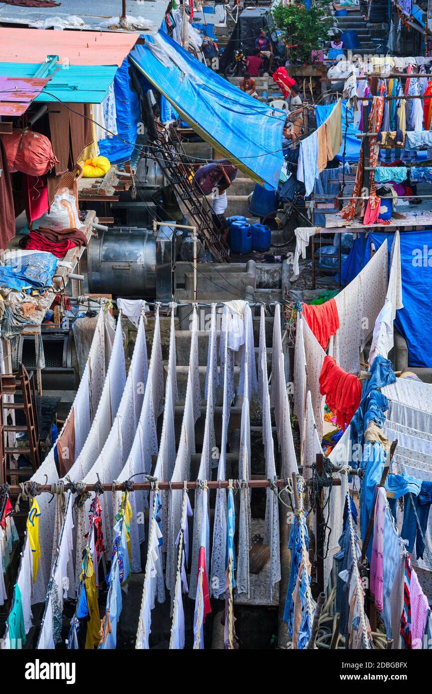 Vue de Dhobi Ghat (Mahalaxmi Dhobi Ghat) est la plus grande laverie en plein air du monde (lave-linge) à Mumbai, Inde avec le séchage de linge sur cordes. Maintenant un de signe Banque D'Images