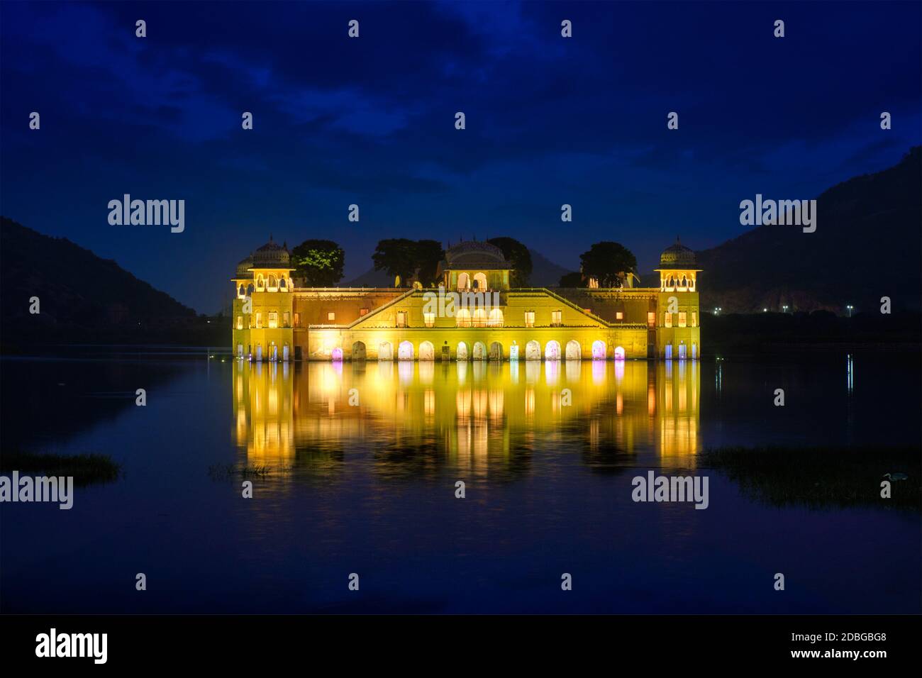 Célèbre site touristique du Rajasthan - Palais de l'eau de Jal Mahal sur le lac de Man Sagar dans la soirée au crépuscule. Jaipur, Rajasthan, Inde Banque D'Images