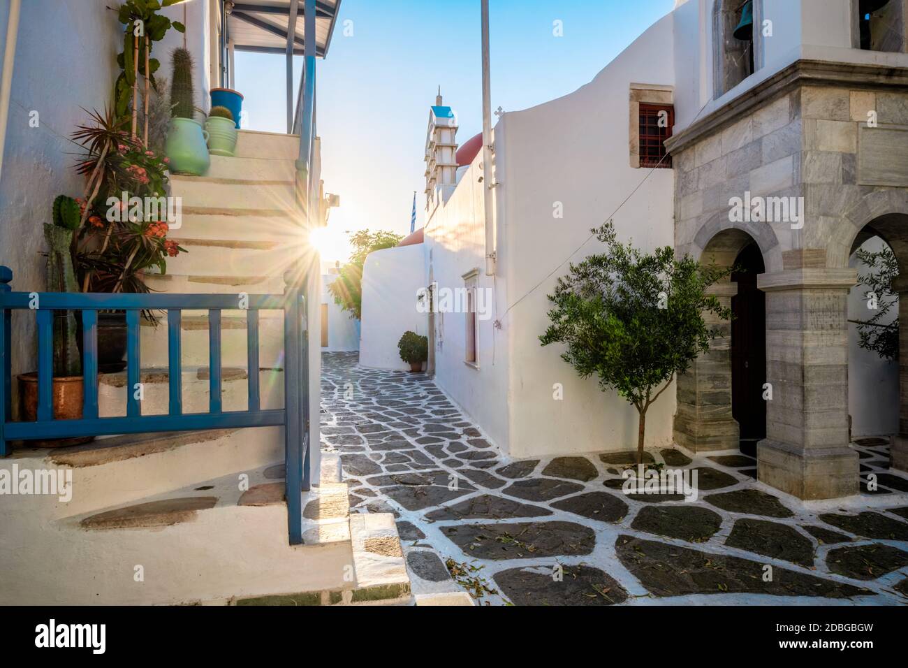 Pittoresques ruelles étroites avec maisons traditionnelles blanchies à la chaux et bleues Portes-fenêtres de la ville de Mykonos Chora dans la célèbre attraction touristique Mykon Banque D'Images