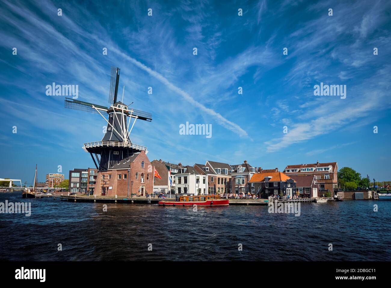 Vue sur le site touristique de Harlem, moulin à vent de Adriaan, sur la rivière Spaarne. Harlem, pays-Bas Banque D'Images