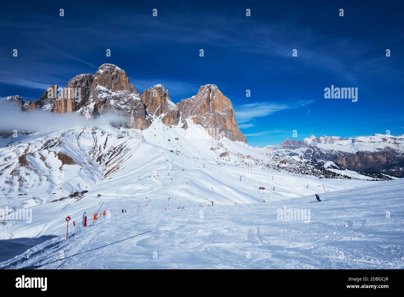 Vue sur les pistes de la station de ski Dolomites en Italie Banque D'Images