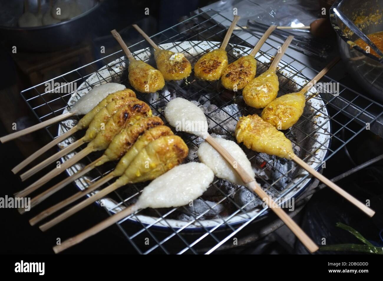 Boule de riz grillée ou Jee Khao : grillage de riz jaune collant, gril de style thaï Banque D'Images