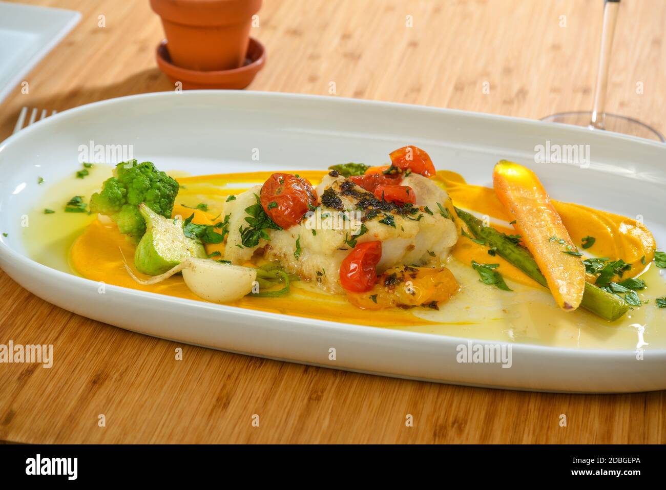 Plat de morue de l'Atlantique servi avec des asperges, des champignons et du chou-fleur Banque D'Images