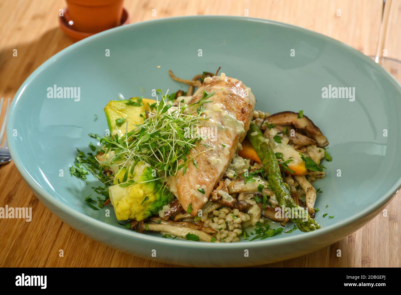 Poulet servi avec des asperges, des champignons et du chou-fleur Banque D'Images