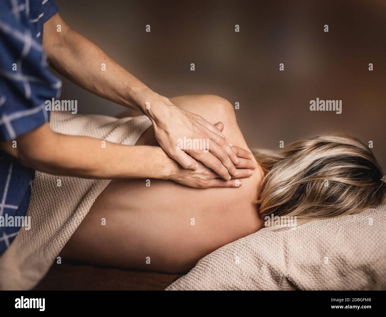 Une femme recevant un massage sur son dos. Banque D'Images