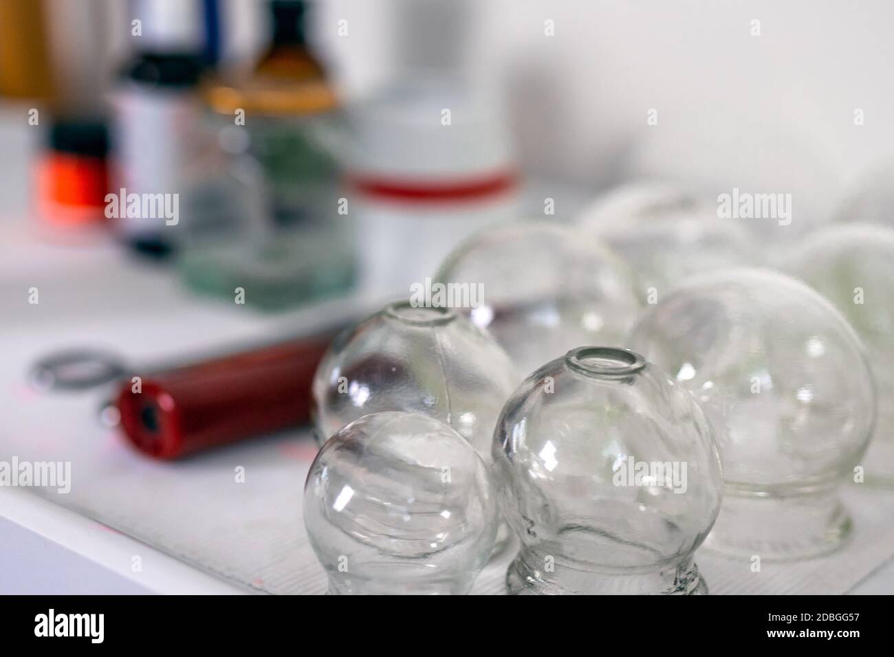 Tasses en verre d'acupuncture sur la table avec fond de couleur. Banque D'Images