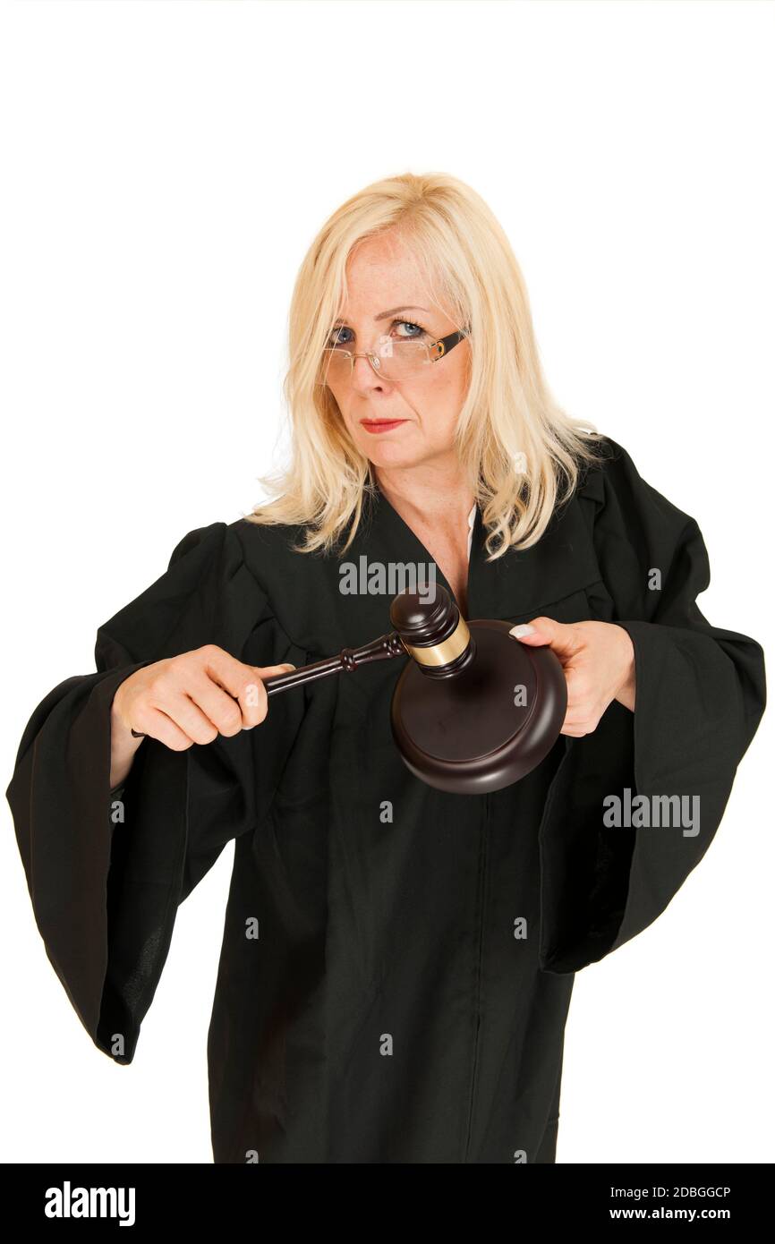 Vue frontale du torse d'une femme blonde à l'aspect de la poupe d'âge moyen  en robe de juge tenant un gavel de juge isolé sur blanc Photo Stock - Alamy