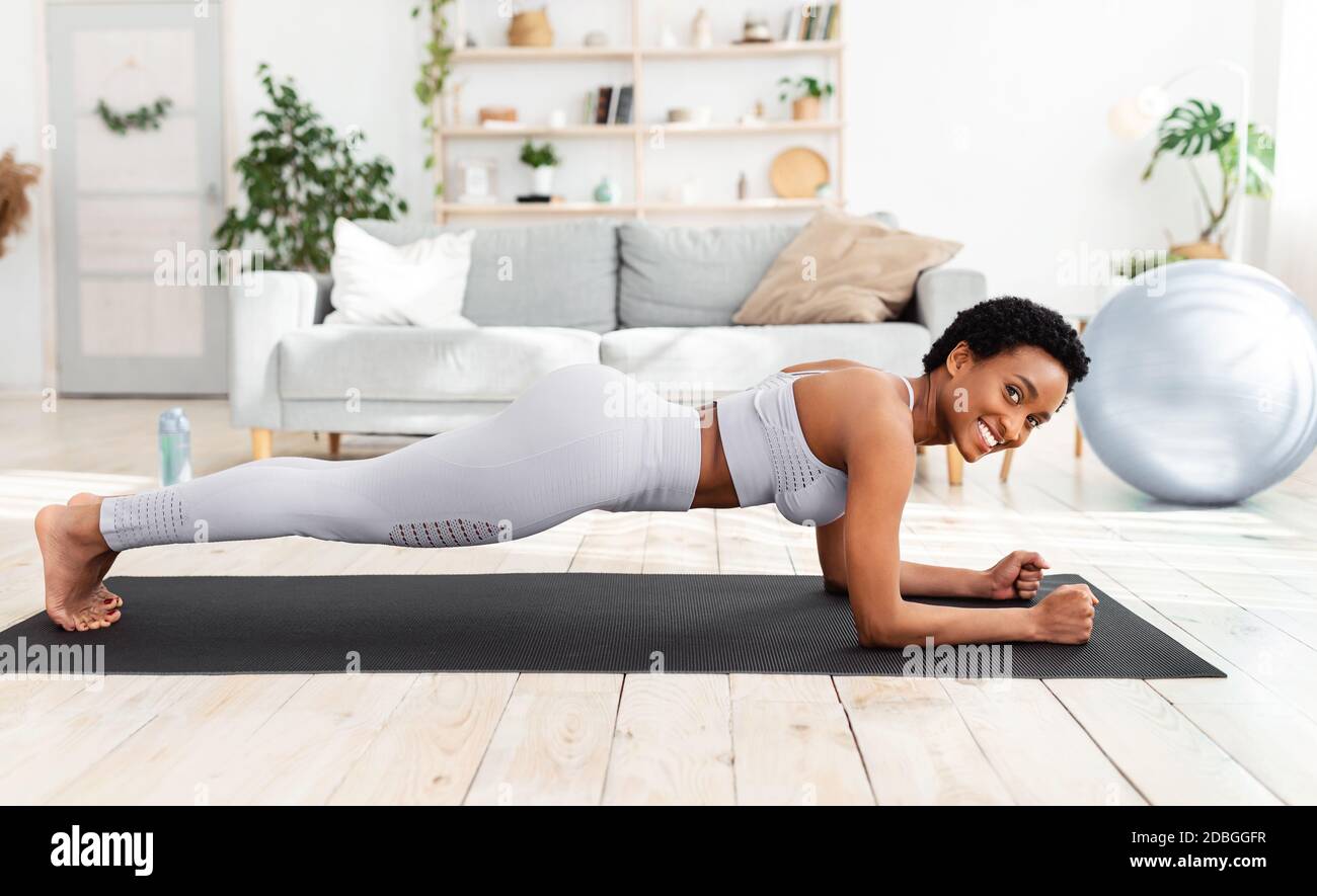 femme mûre faisant du sport sur un tapis à la maison 13073032