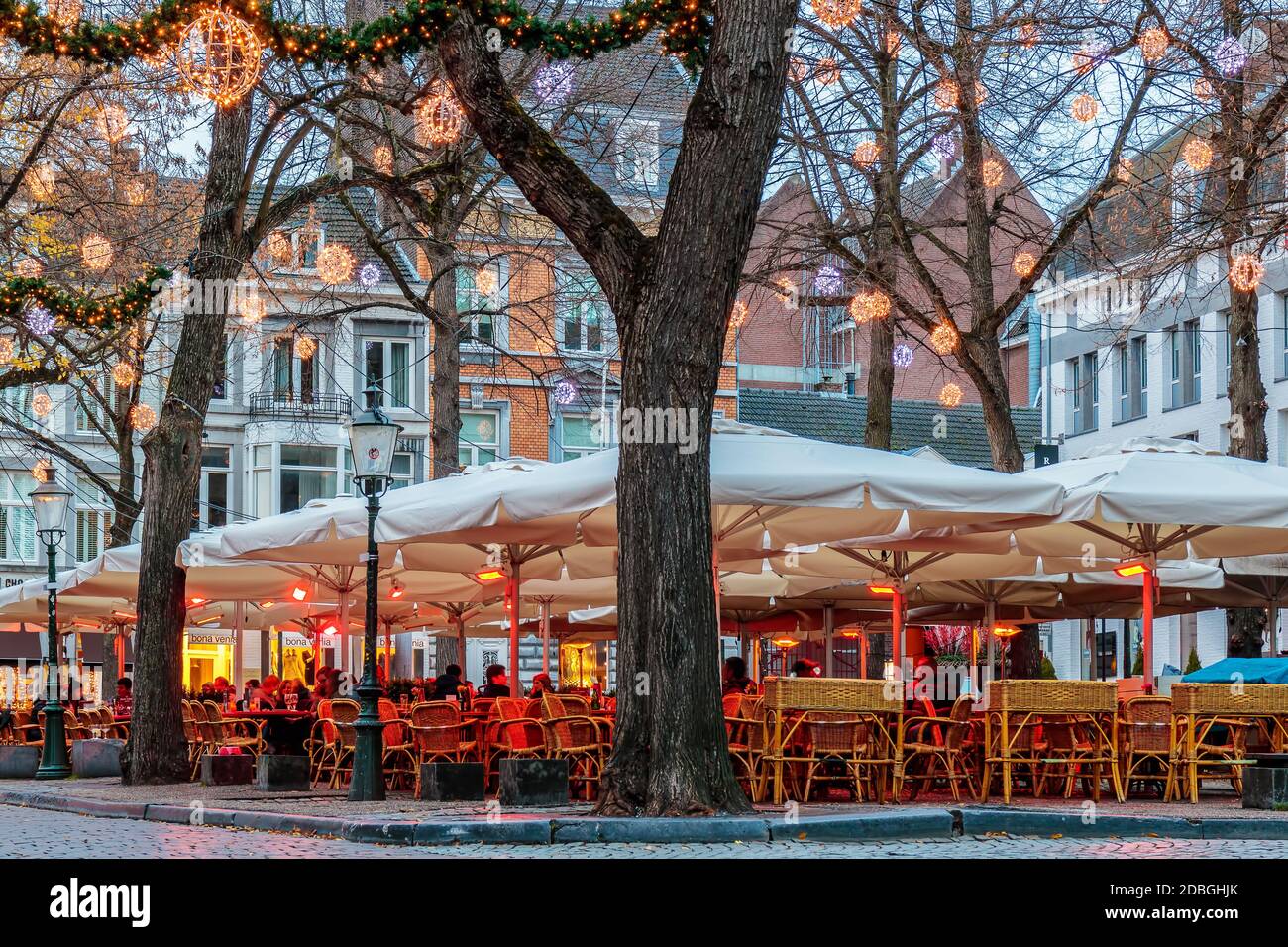 MAASTRICHT, PAYS-BAS - 22 NOVEMBRE 2016 : tables de restaurants et de bars avec lumières de noël sur la célèbre onze Lieve Vrouweplein Banque D'Images