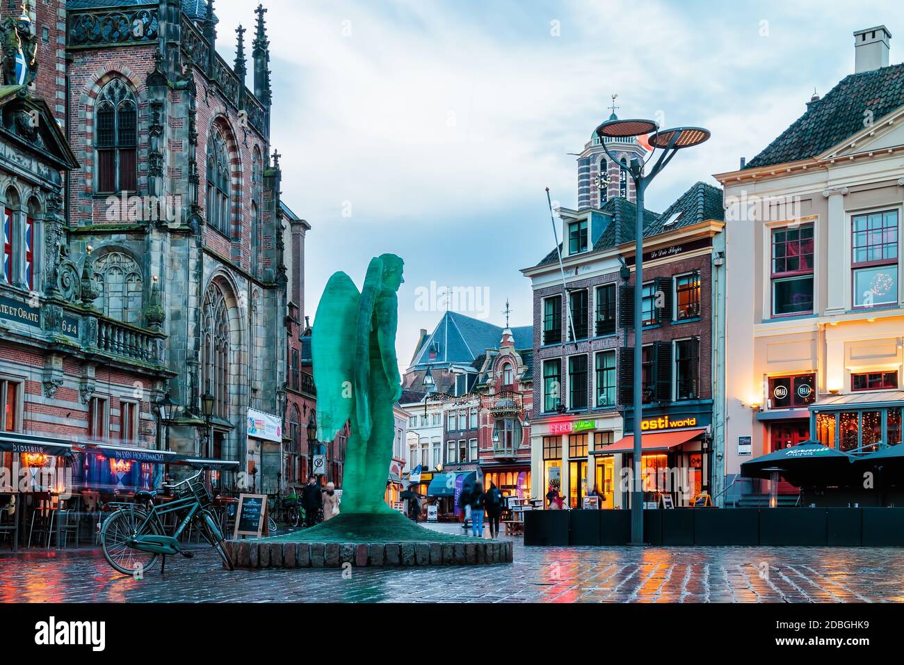 ZWOLLE, PAYS-BAS - 7 DÉCEMBRE 2016 : magasins, bars et restaurants avec lumières de noël sur la place Grote Markt à Zwolle, pays-Bas Banque D'Images