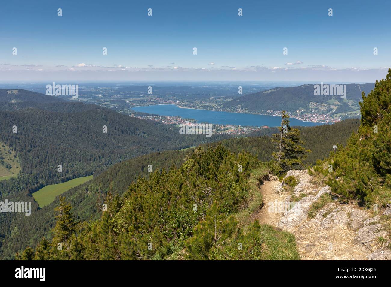 Vue depuis le sommet de Hirschberg en Bavière, en Allemagne, sur le lac Tegernsee Banque D'Images