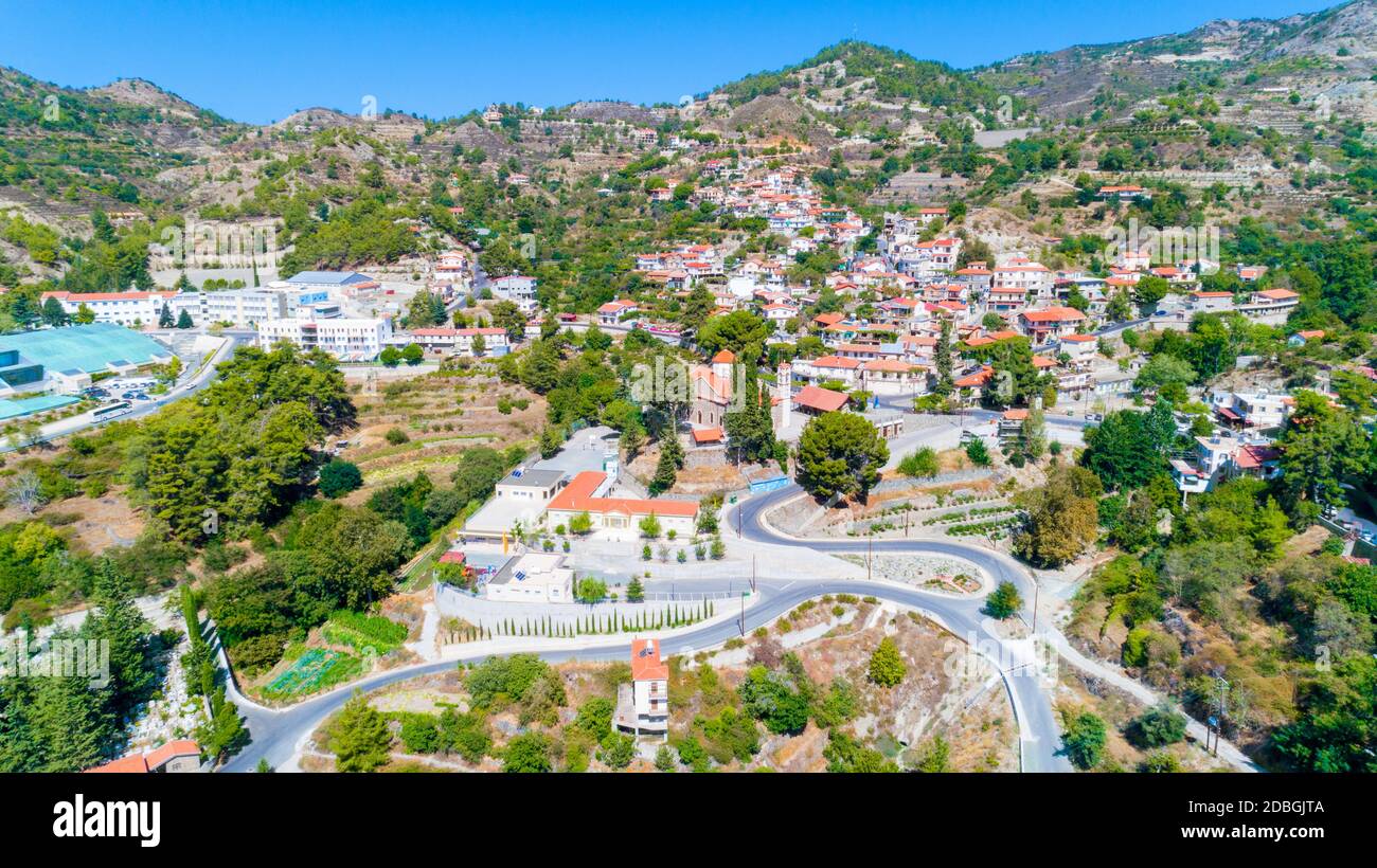 Vue aérienne d'Agros village de montagne, sur l'établissement de Troodos Limassol district, à Chypre. Vue d'ensemble de maisons traditionnelles avec le toit, carreaux de céramique Banque D'Images