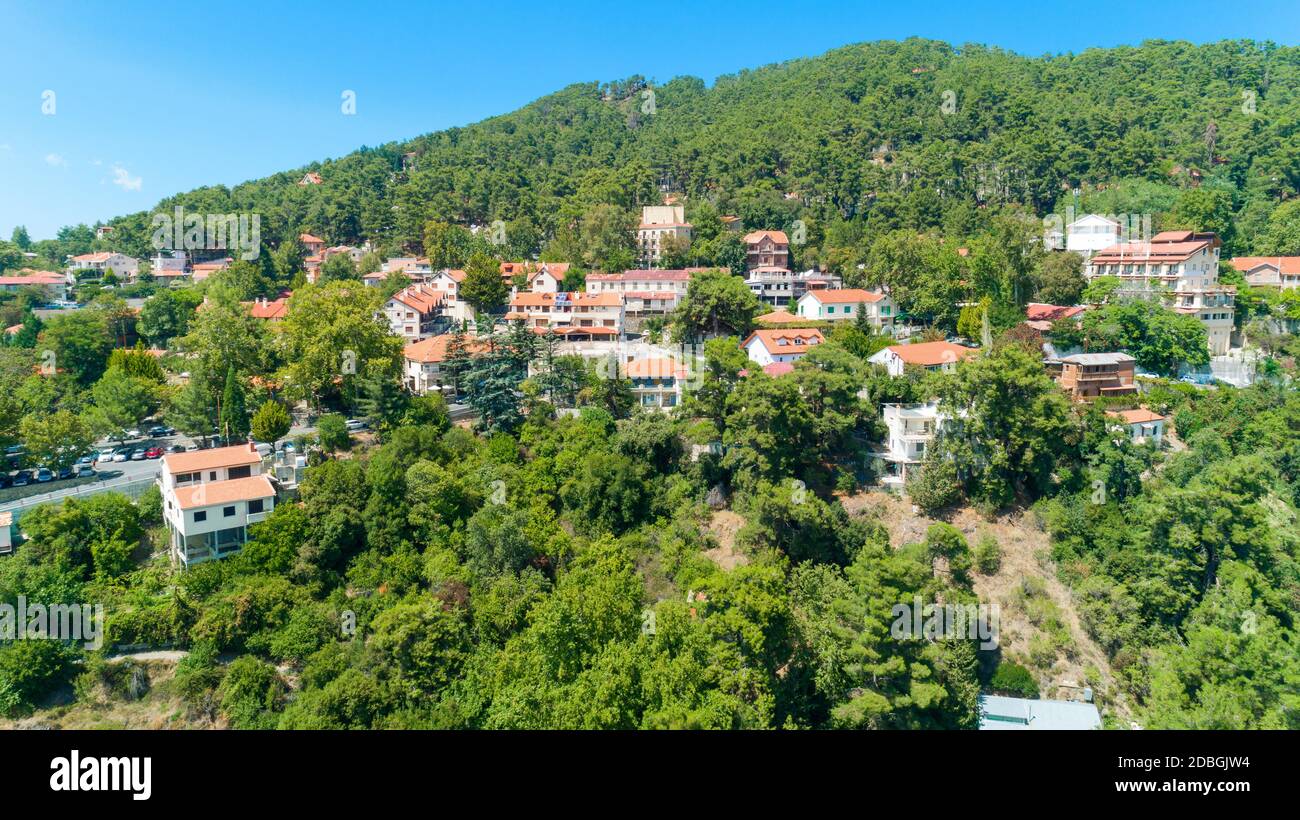 Vue aérienne de Pano Platres,village resort d'hiver, sur les montagnes de Troodos, Limassol, Chypre. Vue à vol d'oiseau de pinède, toit rouge, sol carrelé Banque D'Images