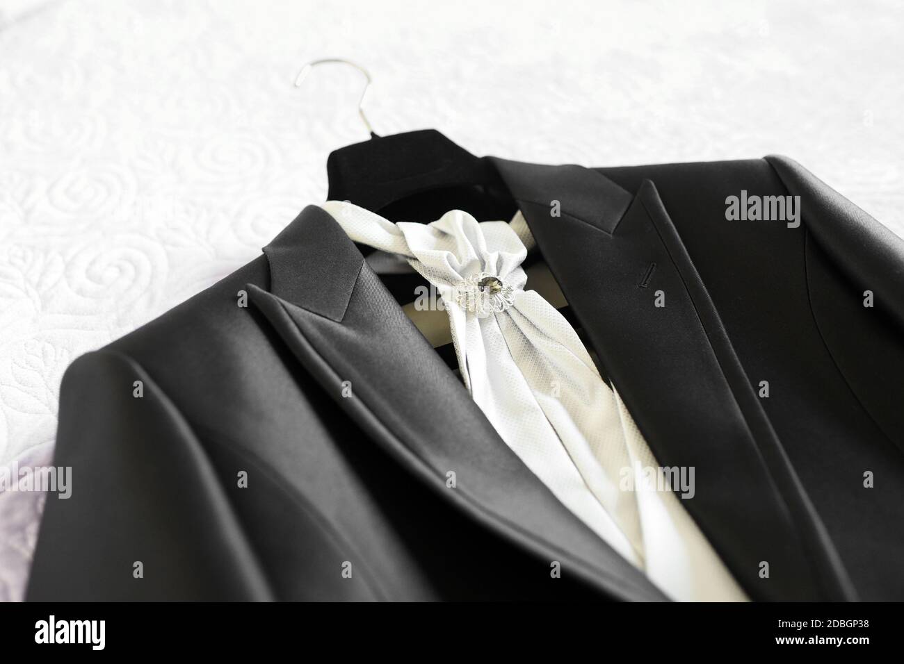 Costume de mariage et accessoires pour le marié avec cravat blanc et épingler un cintre prêt pour la cérémonie du mariage Banque D'Images