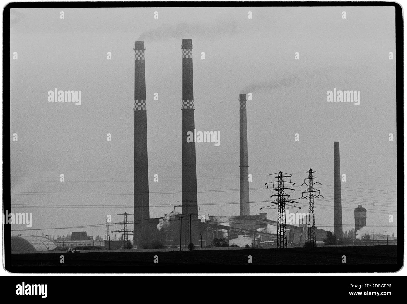 Allemagne de l'est 1990 scannée en 2020 Wolfen, près de Bitterfeld, est une ville du district d'Anhalt-Bitterfeld, Saxe-Anhalt, Allemagne. Le film Orwo a été produit ici dans les années 1980. Depuis 2007 connu sous le nom de Bitterfeld-Wolfen. Allemagne de l'est, Deutsche Demokratische Republik le DDR après la chute du mur mais avant la réunification mars 1990 et scanné en 2020.l'Allemagne de l'est, officiellement la République démocratique allemande, était un pays qui existait de 1949 à 1990, La période où la partie orientale de l'Allemagne faisait partie du bloc de l'est pendant la Guerre froide. Banque D'Images