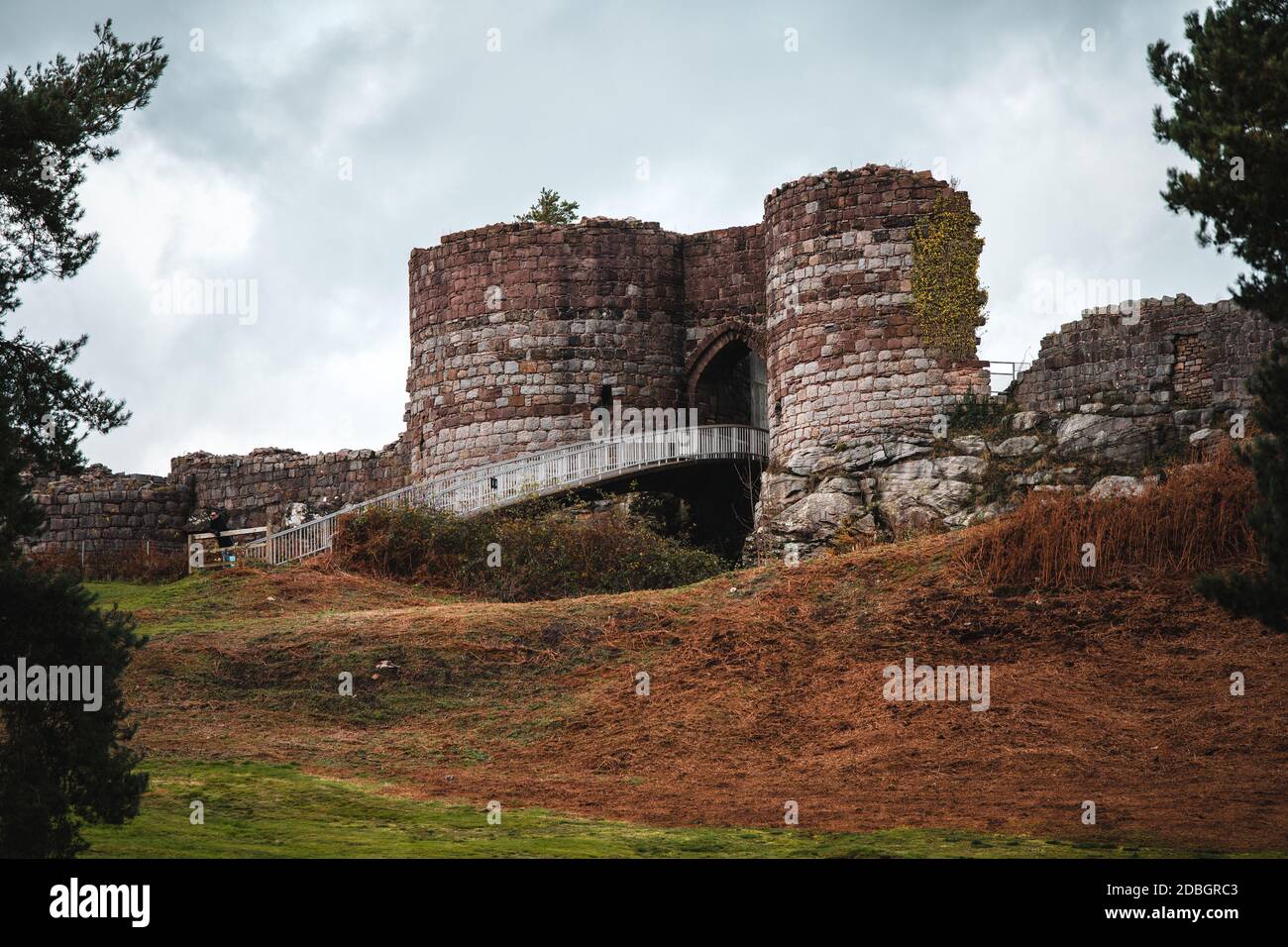 Des images spectaculaires des vestiges du château de Beeston à Cheshire, au Royaume-Uni, le jour d'hiver nuageux Banque D'Images
