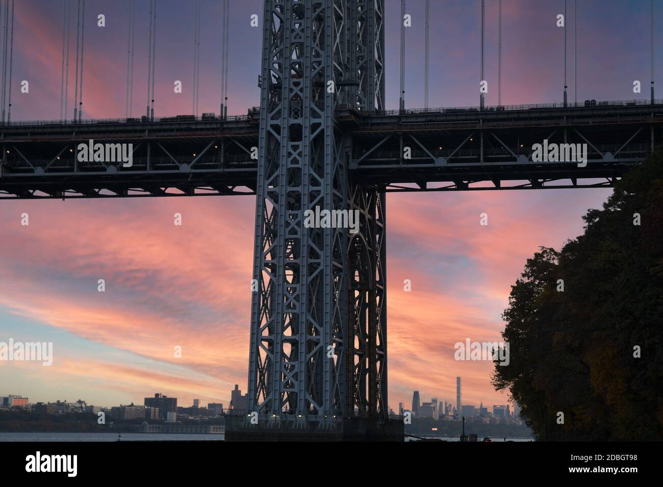 RIDEAU D'ACIER : VOLUME 2 : le pont George Washington est l'étoile de nombreuses magnifiques cyscapes le long de la rivière Hudson dans les Palisades du NJ Banque D'Images
