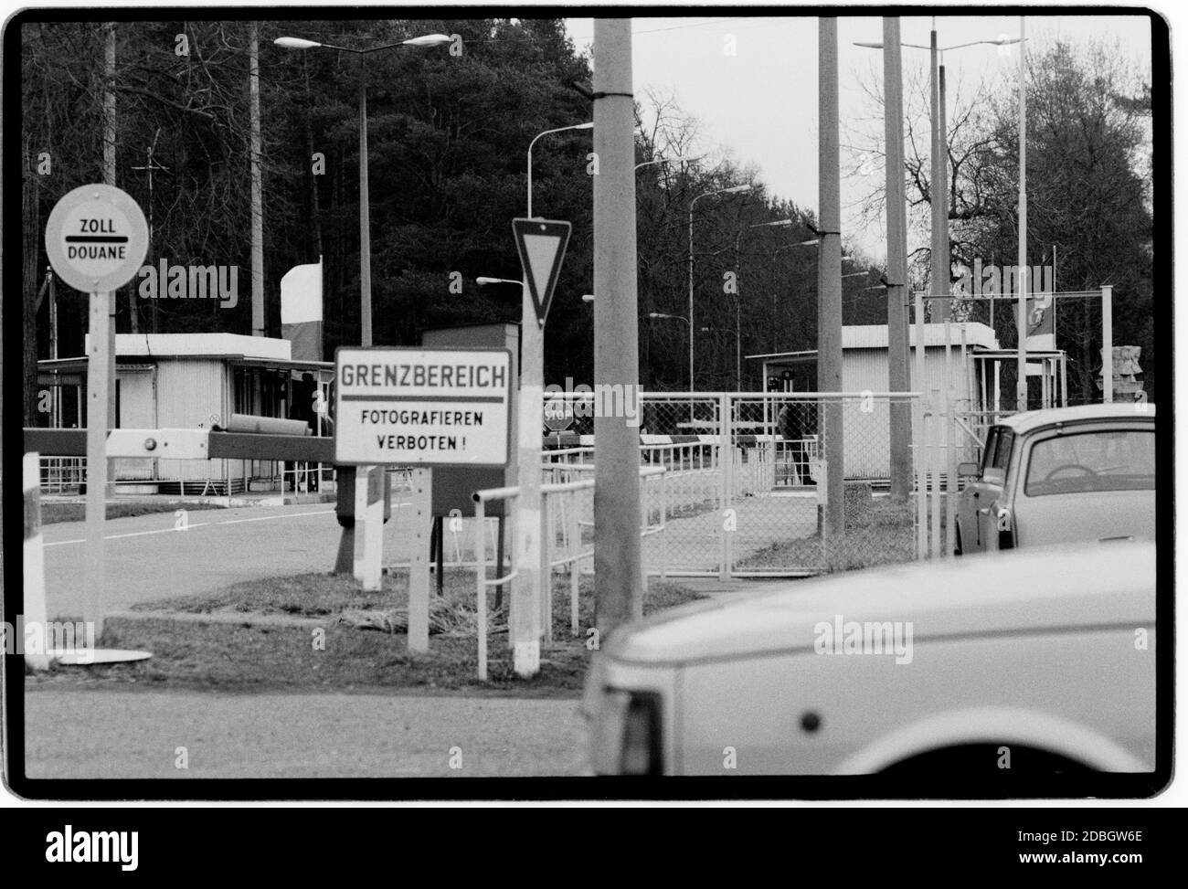 Allemagne de l'est Peenemünde V1Rocket base en WW2 1990 scannée en 2020 au cours de la Seconde Guerre mondiale, la région a été fortement impliquée dans le développement et la production de la fusée V-2, jusqu'à la délocalisation de la production à Nordhausen. Les quais du village ont été utilisés pour les navires qui ont récupéré l'épave V-2 lors de lancements d'essais au-dessus de la mer Baltique. Des scientifiques allemands comme Wernher von Braun, qui travaillait dans l'installation V-2, étaient connus sous le nom de Peenemünders. Toute l'île a été capturée par l'Armée rouge soviétique le 5 mai 1945. L'usine de gaz pour la production d'oxygène liquide est encore en ruines à l'entrée de Peenemü Banque D'Images