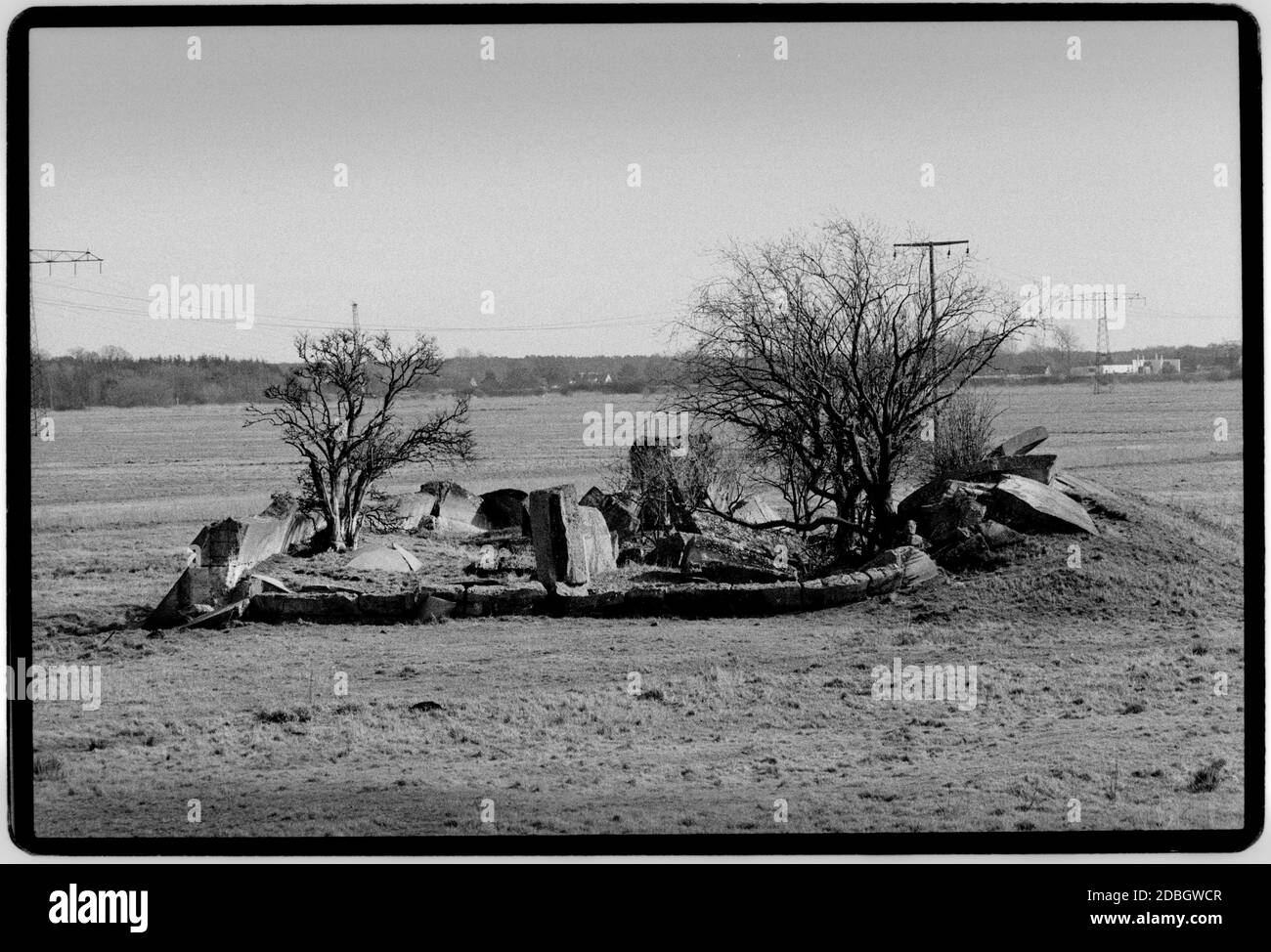 Allemagne de l'est Peenemünde V1Rocket base en WW2 1990 scannée en 2020 au cours de la Seconde Guerre mondiale, la région a été fortement impliquée dans le développement et la production de la fusée V-2, jusqu'à la délocalisation de la production à Nordhausen. Les quais du village ont été utilisés pour les navires qui ont récupéré l'épave V-2 lors de lancements d'essais au-dessus de la mer Baltique. Des scientifiques allemands comme Wernher von Braun, qui travaillait dans l'installation V-2, étaient connus sous le nom de Peenemünders. Toute l'île a été capturée par l'Armée rouge soviétique le 5 mai 1945. L'usine de gaz pour la production d'oxygène liquide est encore en ruines à l'entrée de Peenemü Banque D'Images
