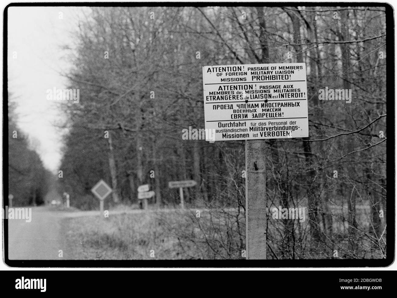 Allemagne de l'est Peenemünde V1Rocket base en WW2 1990 scannée en 2020 au cours de la Seconde Guerre mondiale, la région a été fortement impliquée dans le développement et la production de la fusée V-2, jusqu'à la délocalisation de la production à Nordhausen. Les quais du village ont été utilisés pour les navires qui ont récupéré l'épave V-2 lors de lancements d'essais au-dessus de la mer Baltique. Des scientifiques allemands comme Wernher von Braun, qui travaillait dans l'installation V-2, étaient connus sous le nom de Peenemünders. Toute l'île a été capturée par l'Armée rouge soviétique le 5 mai 1945. L'usine de gaz pour la production d'oxygène liquide est encore en ruines à l'entrée de Peenemü Banque D'Images