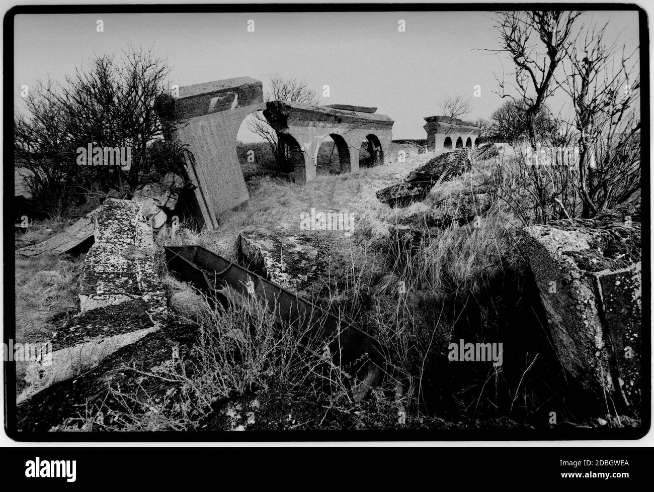 Allemagne de l'est Peenemünde V1Rocket base en WW2 1990 scannée en 2020 au cours de la Seconde Guerre mondiale, la région a été fortement impliquée dans le développement et la production de la fusée V-2, jusqu'à la délocalisation de la production à Nordhausen. Les quais du village ont été utilisés pour les navires qui ont récupéré l'épave V-2 lors de lancements d'essais au-dessus de la mer Baltique. Des scientifiques allemands comme Wernher von Braun, qui travaillait dans l'installation V-2, étaient connus sous le nom de Peenemünders. Toute l'île a été capturée par l'Armée rouge soviétique le 5 mai 1945. L'usine de gaz pour la production d'oxygène liquide est encore en ruines à l'entrée de Peenemü Banque D'Images
