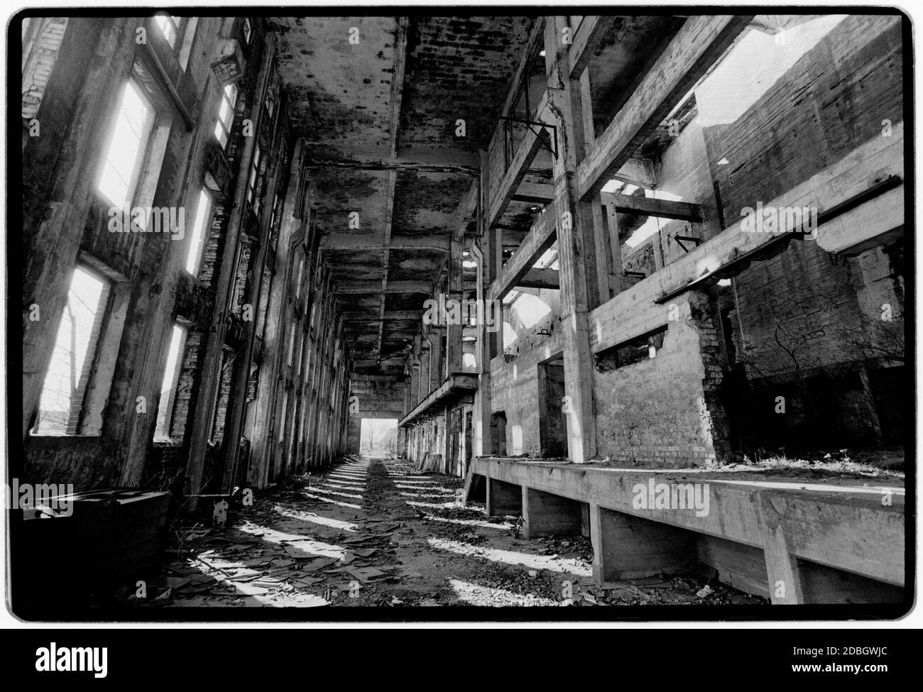 Allemagne de l'est Peenemünde V1Rocket base en WW2 1990 scannée en 2020 au cours de la Seconde Guerre mondiale, la région a été fortement impliquée dans le développement et la production de la fusée V-2, jusqu'à la délocalisation de la production à Nordhausen. Les quais du village ont été utilisés pour les navires qui ont récupéré l'épave V-2 lors de lancements d'essais au-dessus de la mer Baltique. Des scientifiques allemands comme Wernher von Braun, qui travaillait dans l'installation V-2, étaient connus sous le nom de Peenemünders. L'usine de gaz pour la production d'oxygène liquide se trouve encore en ruines à l'entrée de Peenemünde, vu ici. Banque D'Images