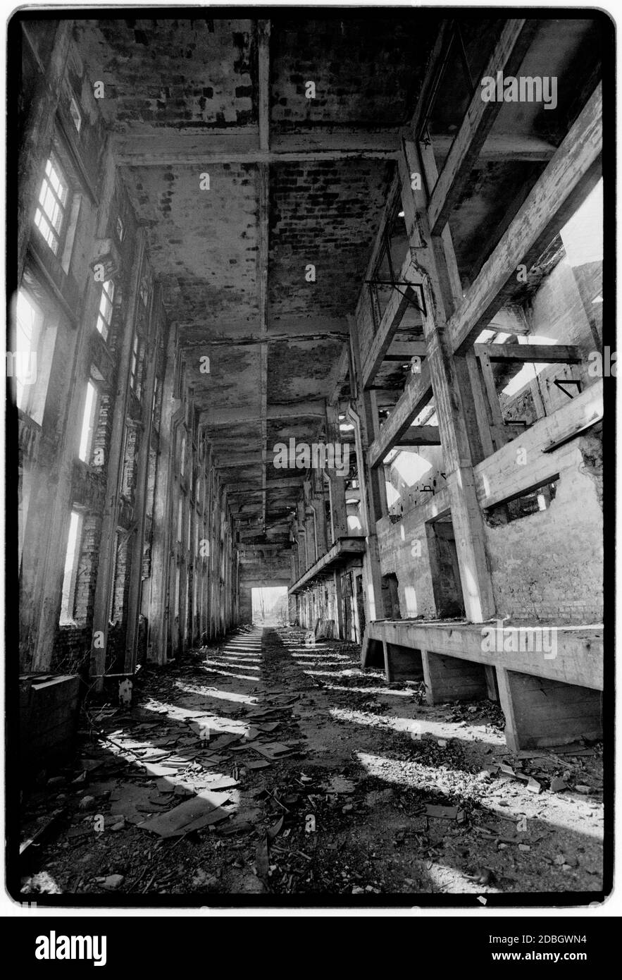 Allemagne de l'est Peenemünde V1Rocket base en WW2 1990 scannée en 2020 au cours de la Seconde Guerre mondiale, la région a été fortement impliquée dans le développement et la production de la fusée V-2, jusqu'à la délocalisation de la production à Nordhausen. Les quais du village ont été utilisés pour les navires qui ont récupéré l'épave V-2 lors de lancements d'essais au-dessus de la mer Baltique. Des scientifiques allemands comme Wernher von Braun, qui travaillait dans l'installation V-2, étaient connus sous le nom de Peenemünders. L'usine de gaz pour la production d'oxygène liquide se trouve encore en ruines à l'entrée de Peenemünde, vu ici. Banque D'Images