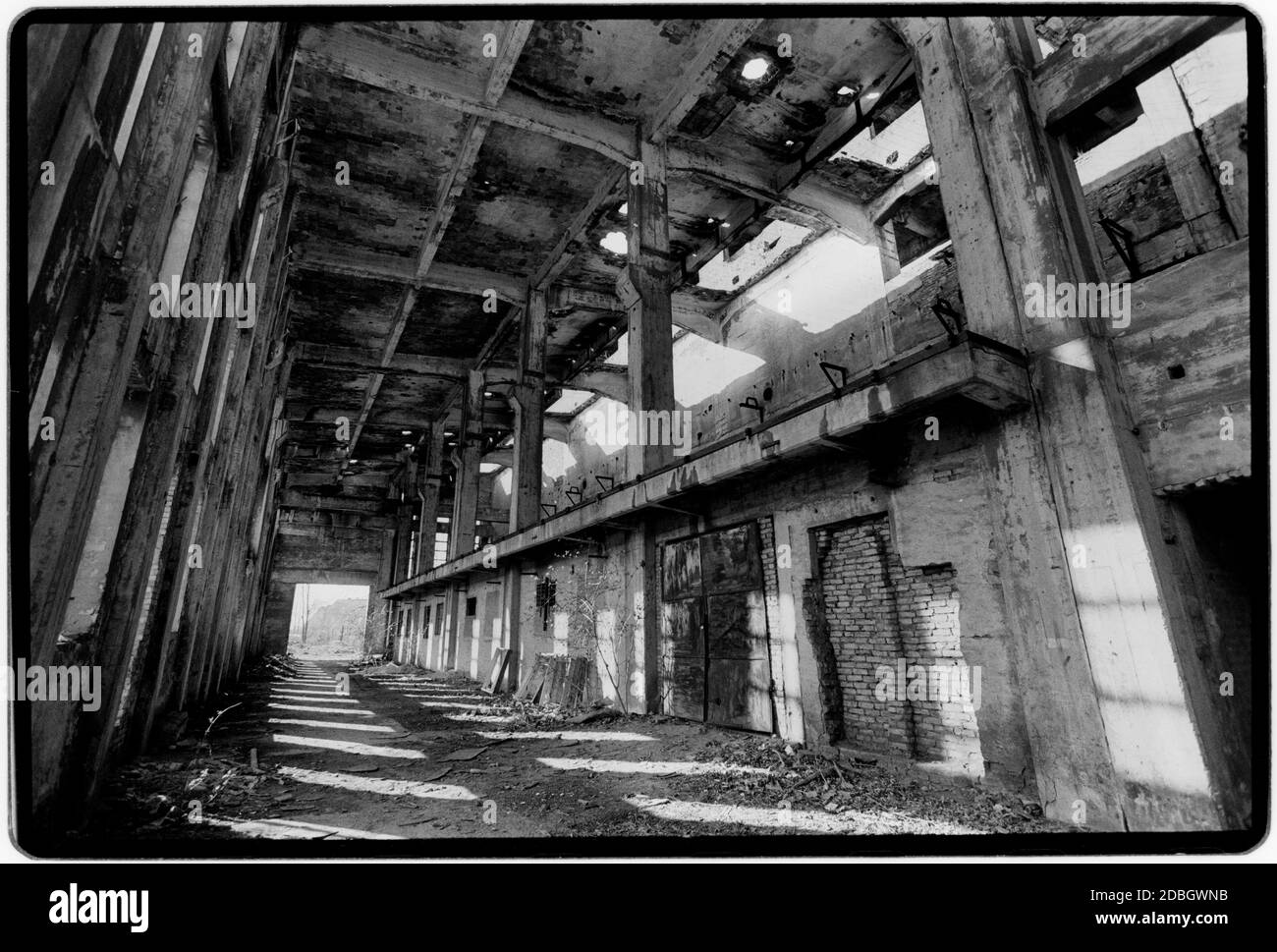 Allemagne de l'est Peenemünde V1Rocket base en WW2 1990 scannée en 2020 au cours de la Seconde Guerre mondiale, la région a été fortement impliquée dans le développement et la production de la fusée V-2, jusqu'à la délocalisation de la production à Nordhausen. Les quais du village ont été utilisés pour les navires qui ont récupéré l'épave V-2 lors de lancements d'essais au-dessus de la mer Baltique. Des scientifiques allemands comme Wernher von Braun, qui travaillait dans l'installation V-2, étaient connus sous le nom de Peenemünders. L'usine de gaz pour la production d'oxygène liquide se trouve encore en ruines à l'entrée de Peenemünde, vu ici. Banque D'Images