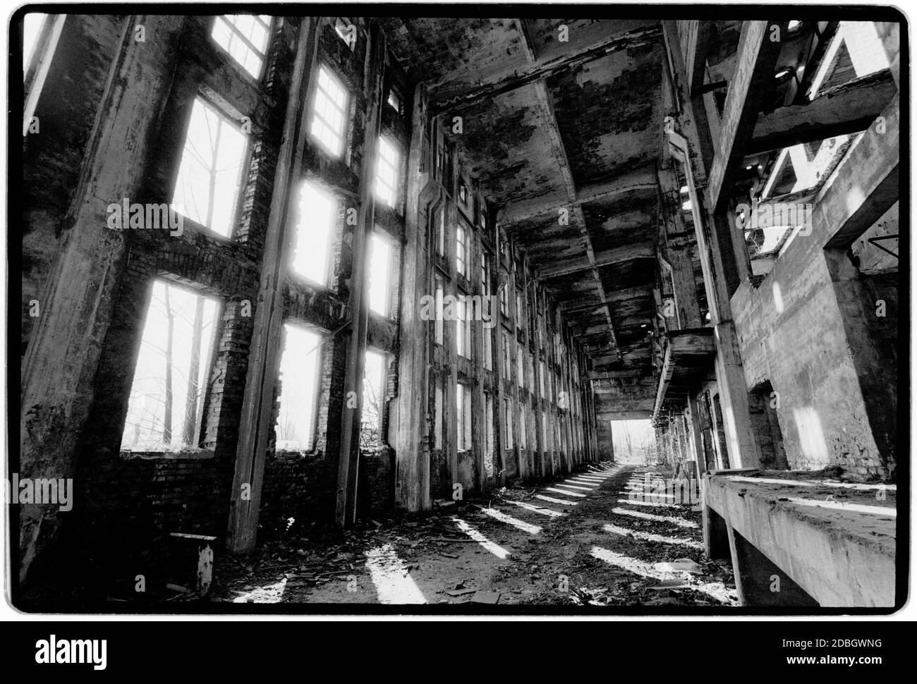 Allemagne de l'est Peenemünde V1Rocket base en WW2 1990 scannée en 2020 au cours de la Seconde Guerre mondiale, la région a été fortement impliquée dans le développement et la production de la fusée V-2, jusqu'à la délocalisation de la production à Nordhausen. Les quais du village ont été utilisés pour les navires qui ont récupéré l'épave V-2 lors de lancements d'essais au-dessus de la mer Baltique. Des scientifiques allemands comme Wernher von Braun, qui travaillait dans l'installation V-2, étaient connus sous le nom de Peenemünders. L'usine de gaz pour la production d'oxygène liquide se trouve encore en ruines à l'entrée de Peenemünde, vu ici. Banque D'Images