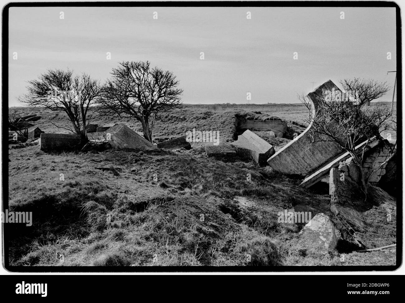 Allemagne de l'est Peenemünde V1Rocket base en WW2 1990 scannée en 2020 au cours de la Seconde Guerre mondiale, la région a été fortement impliquée dans le développement et la production de la fusée V-2, jusqu'à la délocalisation de la production à Nordhausen. Les quais du village ont été utilisés pour les navires qui ont récupéré l'épave V-2 lors de lancements d'essais au-dessus de la mer Baltique. Des scientifiques allemands comme Wernher von Braun, qui travaillait dans l'installation V-2, étaient connus sous le nom de Peenemünders. Toute l'île a été capturée par l'Armée rouge soviétique le 5 mai 1945. L'usine de gaz pour la production d'oxygène liquide est encore en ruines à l'entrée de Peenemü Banque D'Images