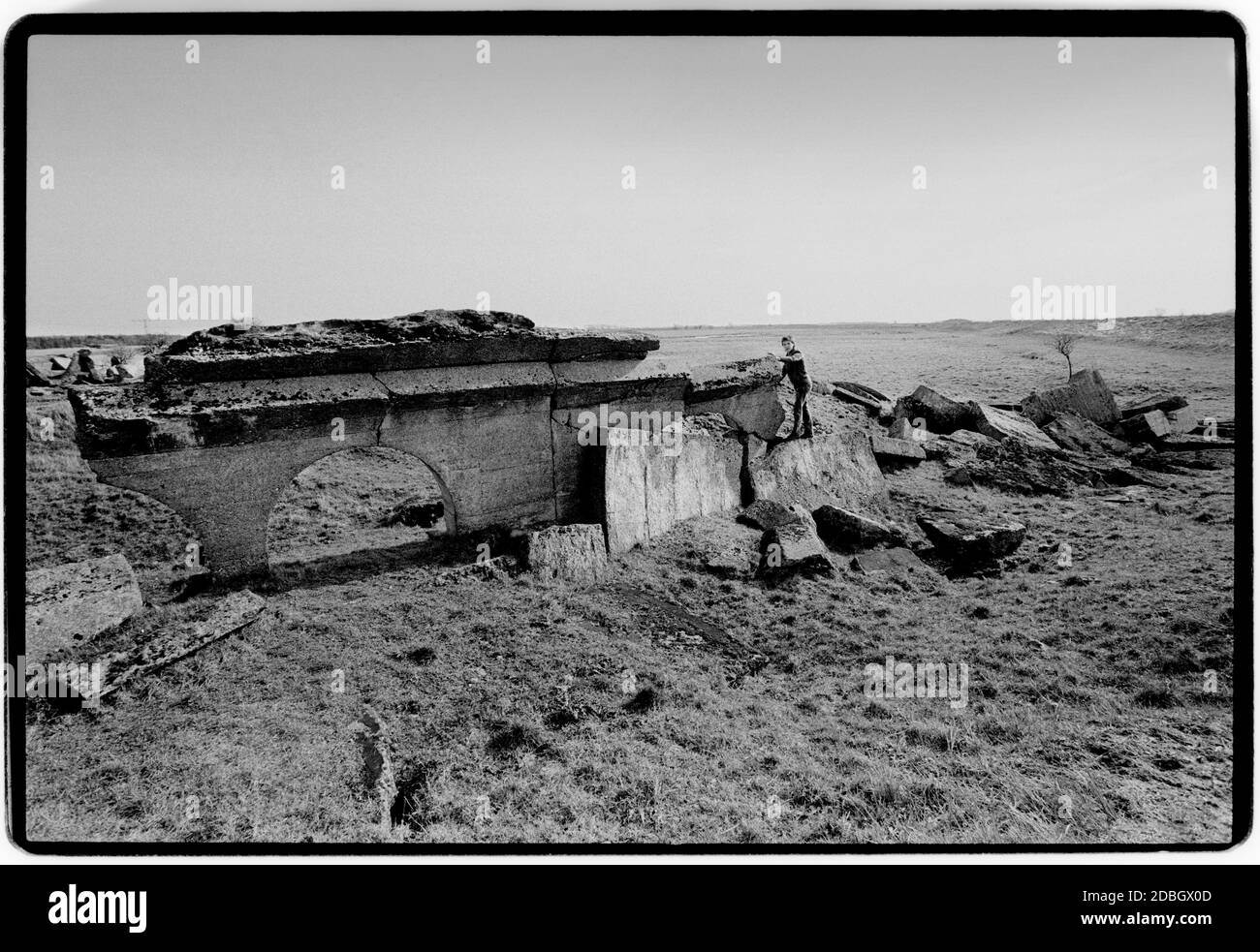 Allemagne de l'est Peenemünde V1Rocket base en WW2 1990 scannée en 2020 au cours de la Seconde Guerre mondiale, la région a été fortement impliquée dans le développement et la production de la fusée V-2, jusqu'à la délocalisation de la production à Nordhausen. Les quais du village ont été utilisés pour les navires qui ont récupéré l'épave V-2 lors de lancements d'essais au-dessus de la mer Baltique. Des scientifiques allemands comme Wernher von Braun, qui travaillait dans l'installation V-2, étaient connus sous le nom de Peenemünders. Toute l'île a été capturée par l'Armée rouge soviétique le 5 mai 1945. L'usine de gaz pour la production d'oxygène liquide est encore en ruines à l'entrée de Peenemü Banque D'Images