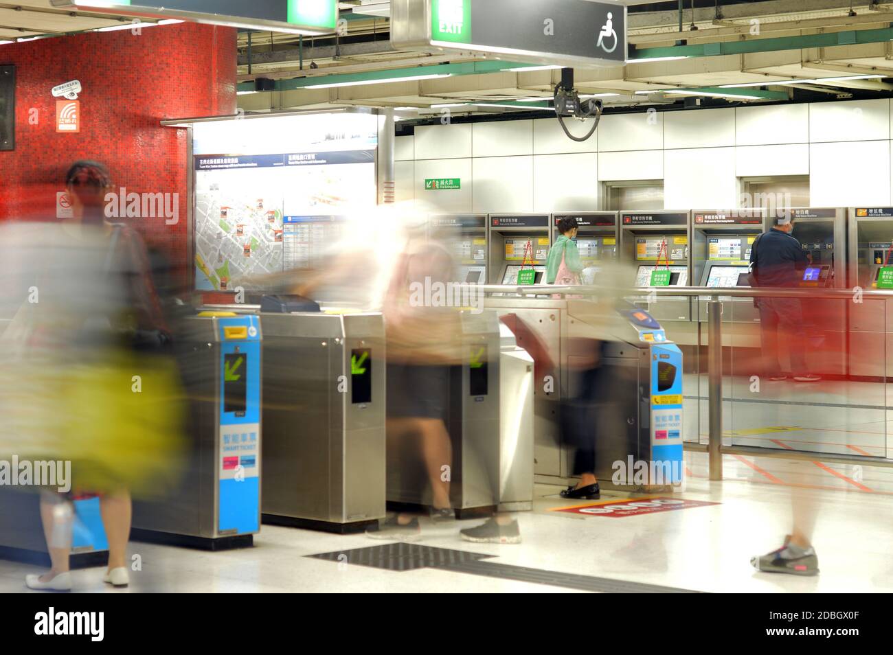 Les passagers passent par des tourniquets à la gare WAN de Tsuen du Mass Transit Railway (MTR), à Hong Kong Banque D'Images
