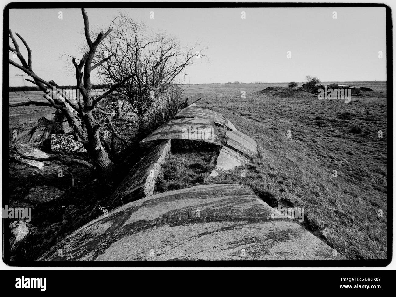 Allemagne de l'est Peenemünde V1Rocket base en WW2 1990 scannée en 2020 au cours de la Seconde Guerre mondiale, la région a été fortement impliquée dans le développement et la production de la fusée V-2, jusqu'à la délocalisation de la production à Nordhausen. Les quais du village ont été utilisés pour les navires qui ont récupéré l'épave V-2 lors de lancements d'essais au-dessus de la mer Baltique. Des scientifiques allemands comme Wernher von Braun, qui travaillait dans l'installation V-2, étaient connus sous le nom de Peenemünders. Toute l'île a été capturée par l'Armée rouge soviétique le 5 mai 1945. L'usine de gaz pour la production d'oxygène liquide est encore en ruines à l'entrée de Peenemü Banque D'Images