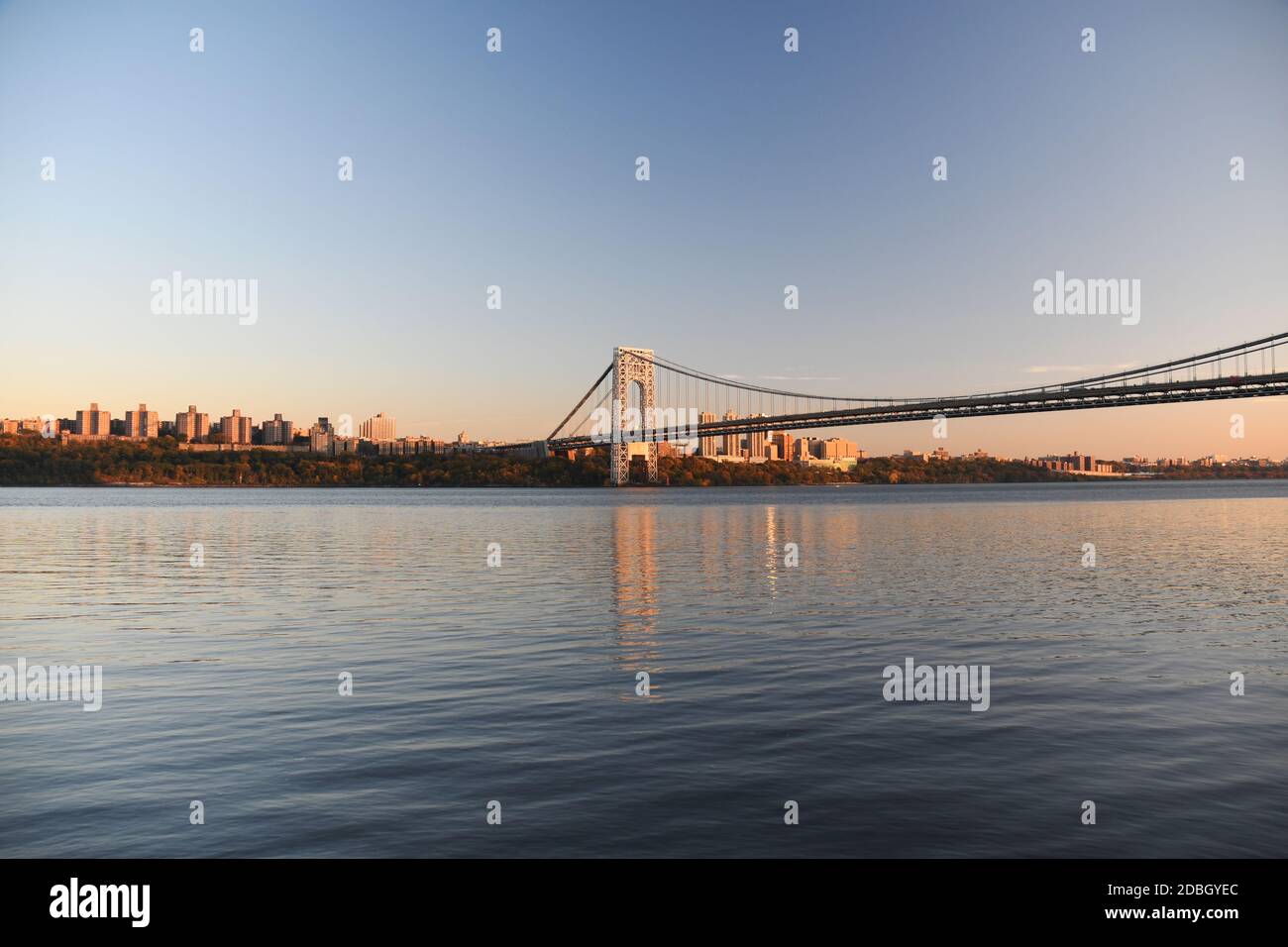 RIDEAU D'ACIER : VOLUME 2 : le pont George Washington est l'étoile de nombreuses magnifiques cyscapes le long de la rivière Hudson dans les Palisades du NJ Banque D'Images