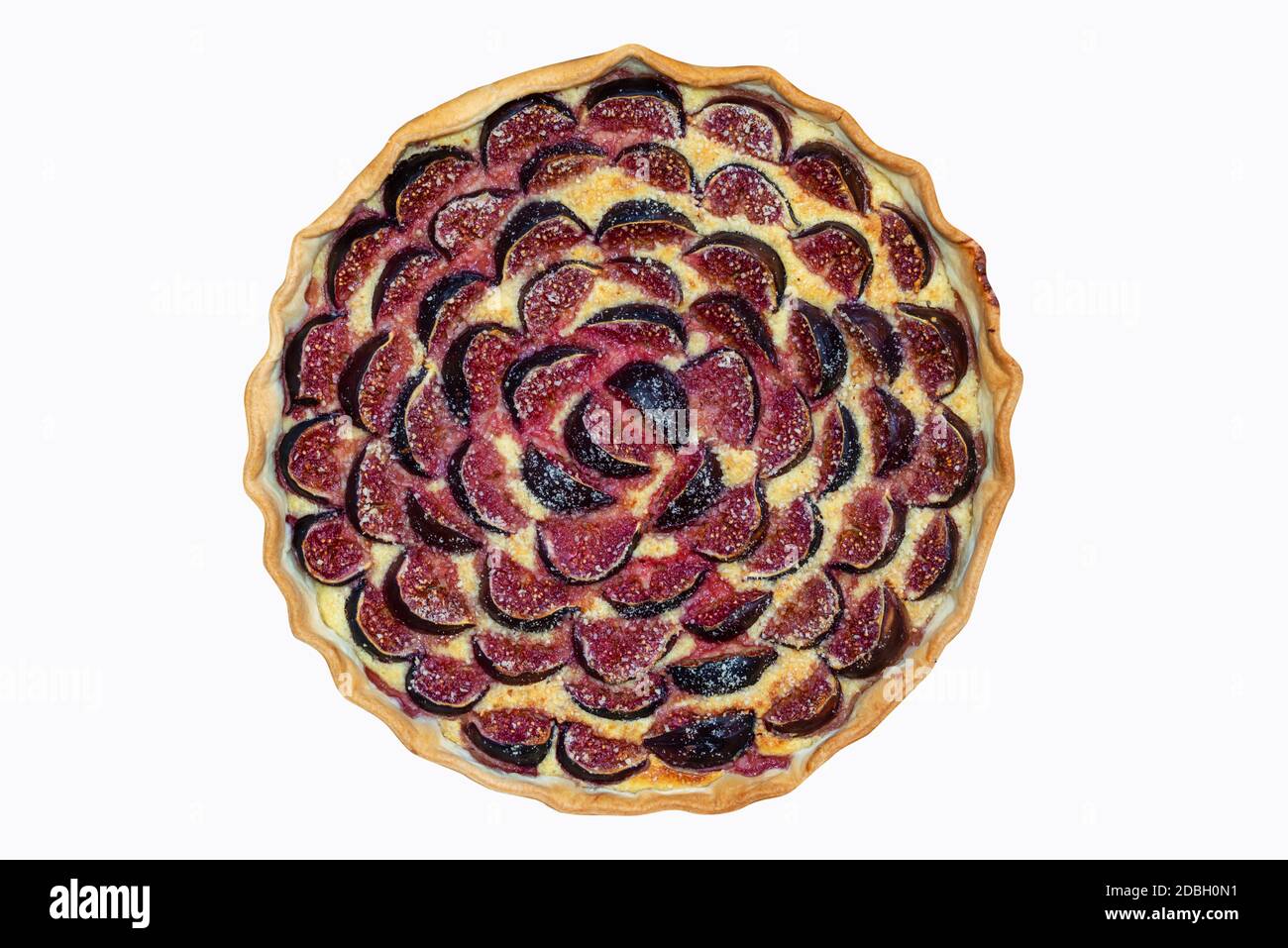 Vue de dessus d'une tarte aux figues isolée sur fond blanc. Idée de recette de dessert aux fruits d'automne Banque D'Images