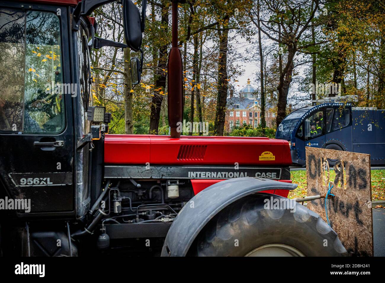 La Haye, pays-Bas. 17 novembre 2020. La manifestation des agriculteurs passe devant le palais huis Ten Bosch, résidence royale du roi Willem-Alexander, à la Haye, aux pays-Bas, le 17 novembre 2020. Credit: Patrick van Katwijk/ |/dpa/Alay Live News Banque D'Images