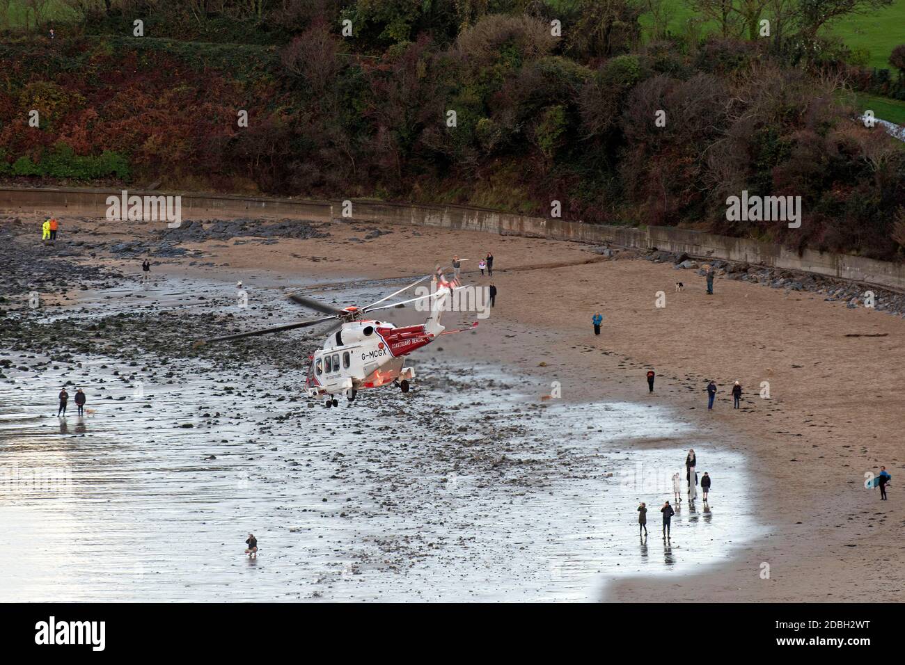 Langland Bay, Swansea, Royaume-Uni, le 25 octobre 2020 UN hélicoptère HM Coastguard décolle de la plage de Langland Bay près de Swansea cet après-midi après ATT Banque D'Images