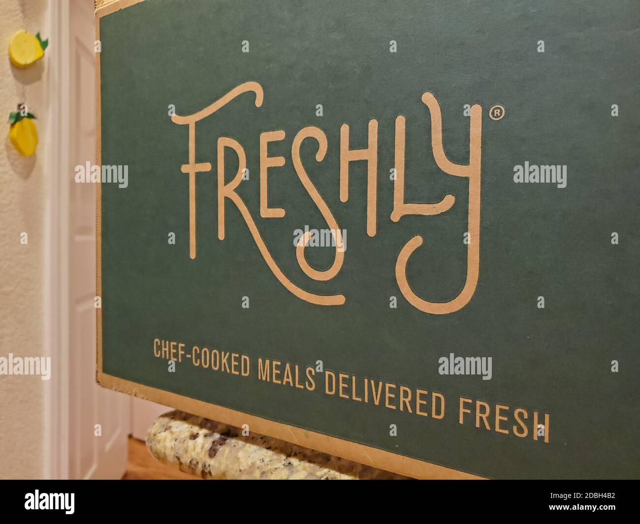 Gros plan sur le logo fraîchement préparé et le slogan « les plats cuisinés par le chef sont livrés frais » imprimé sur une boîte en carton ondulé, San Ramon, Californie, 2 novembre 2020. () Banque D'Images