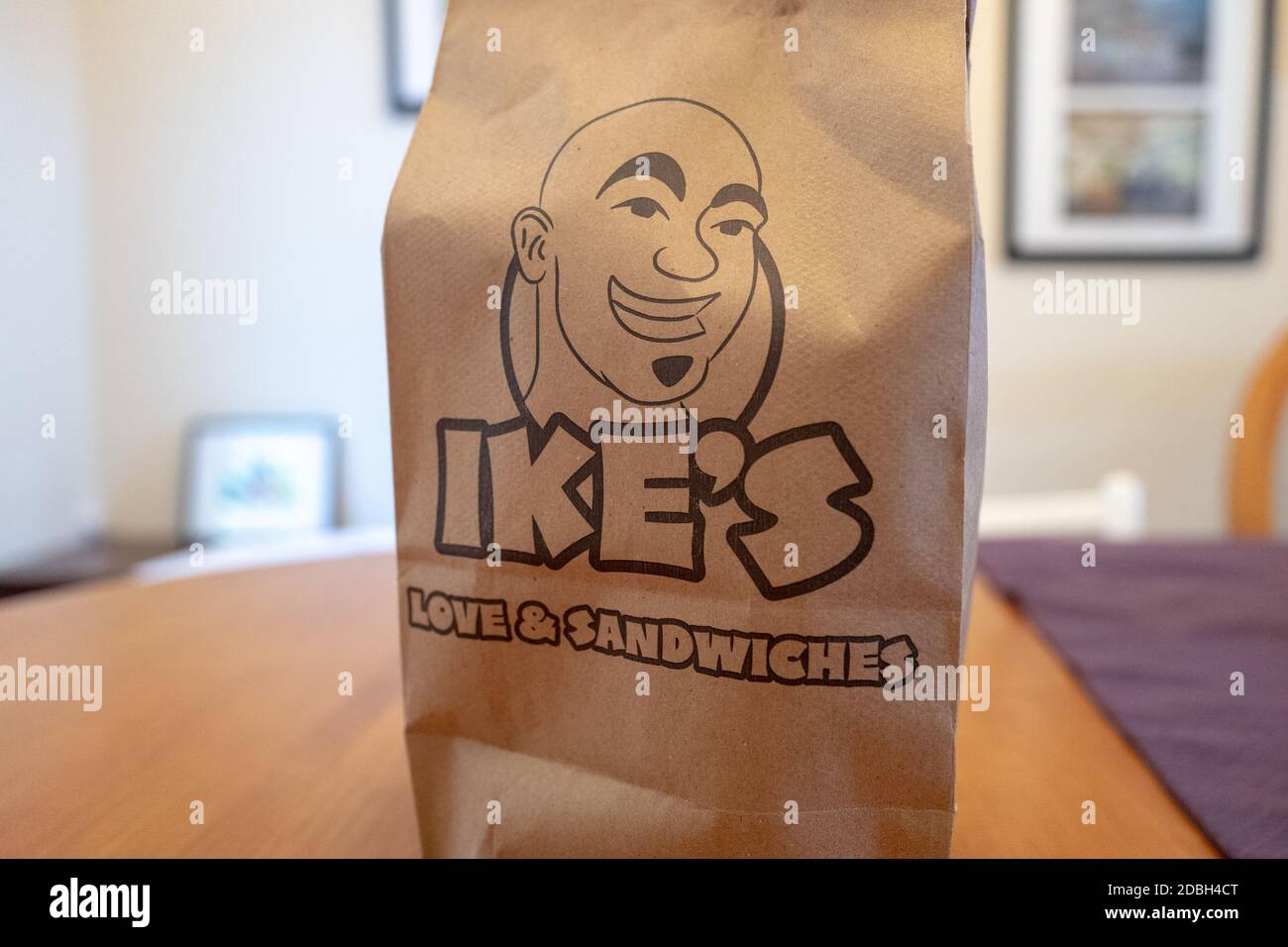 Logo IKE's Love and sandwiches sur un sac en papier brun, San Ramon, Californie, 19 octobre 2020. () Banque D'Images